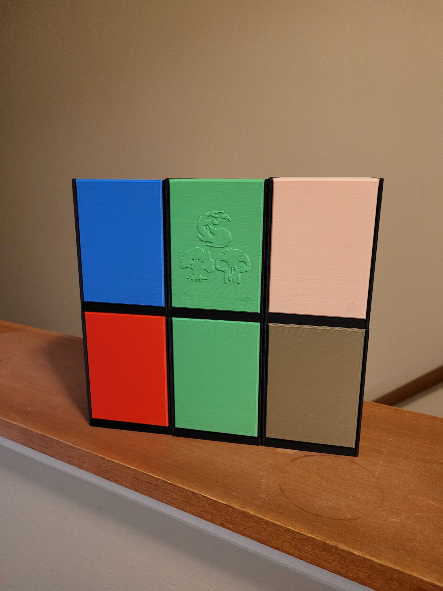 Hộp bài Ultimate v4 với nắp bản lề và cơ chế từ tính