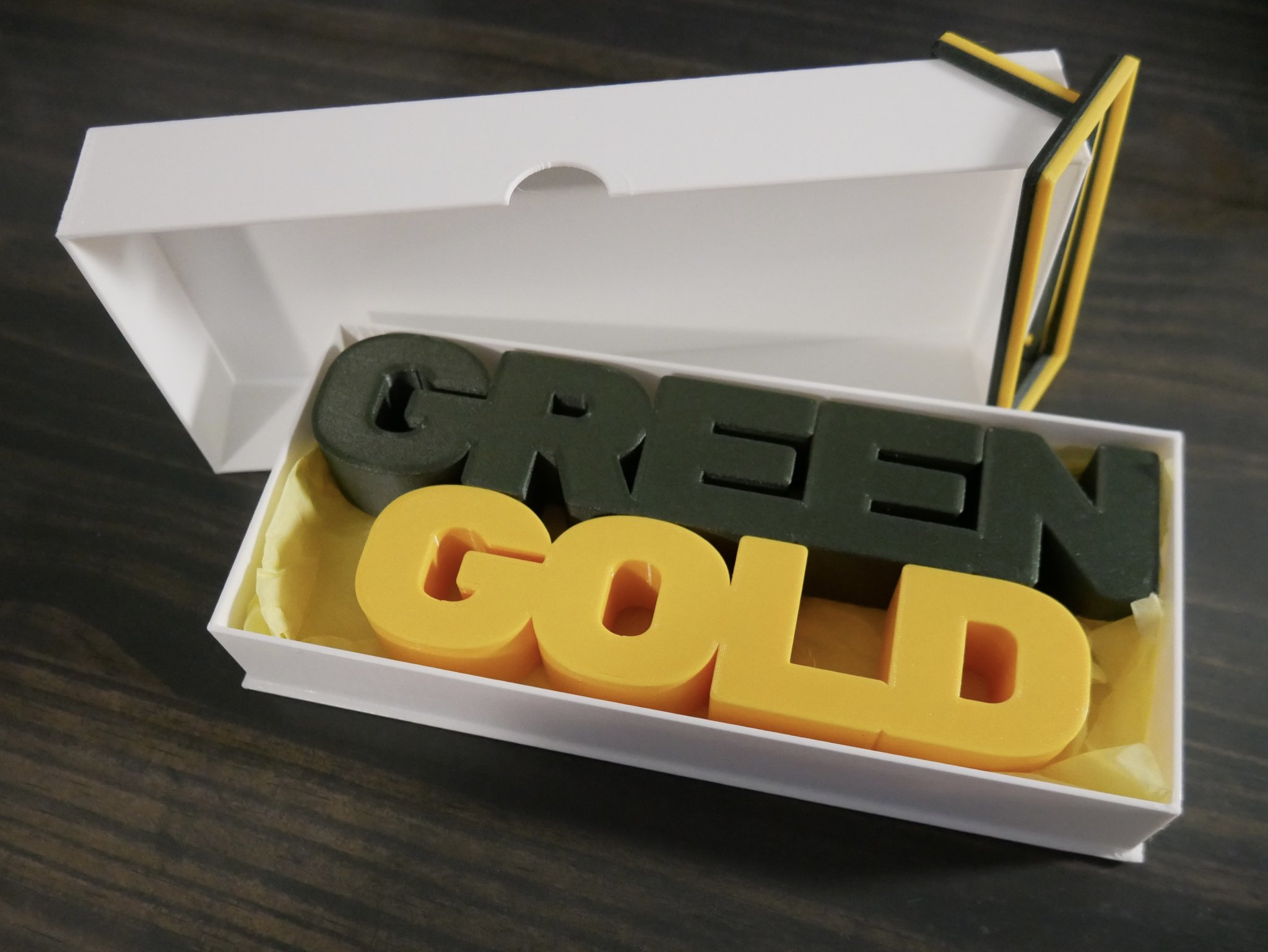 Hộp quà tặng với kích thước 200x85mm cho anh trai