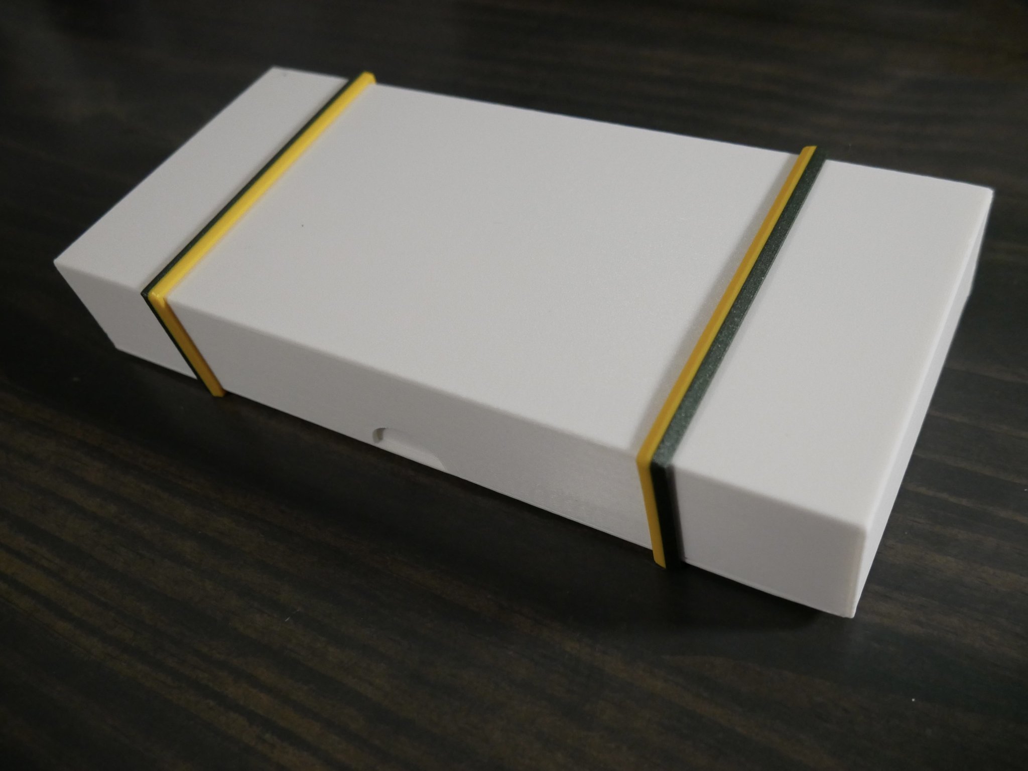 Hộp quà tặng với kích thước 200x85mm cho anh trai