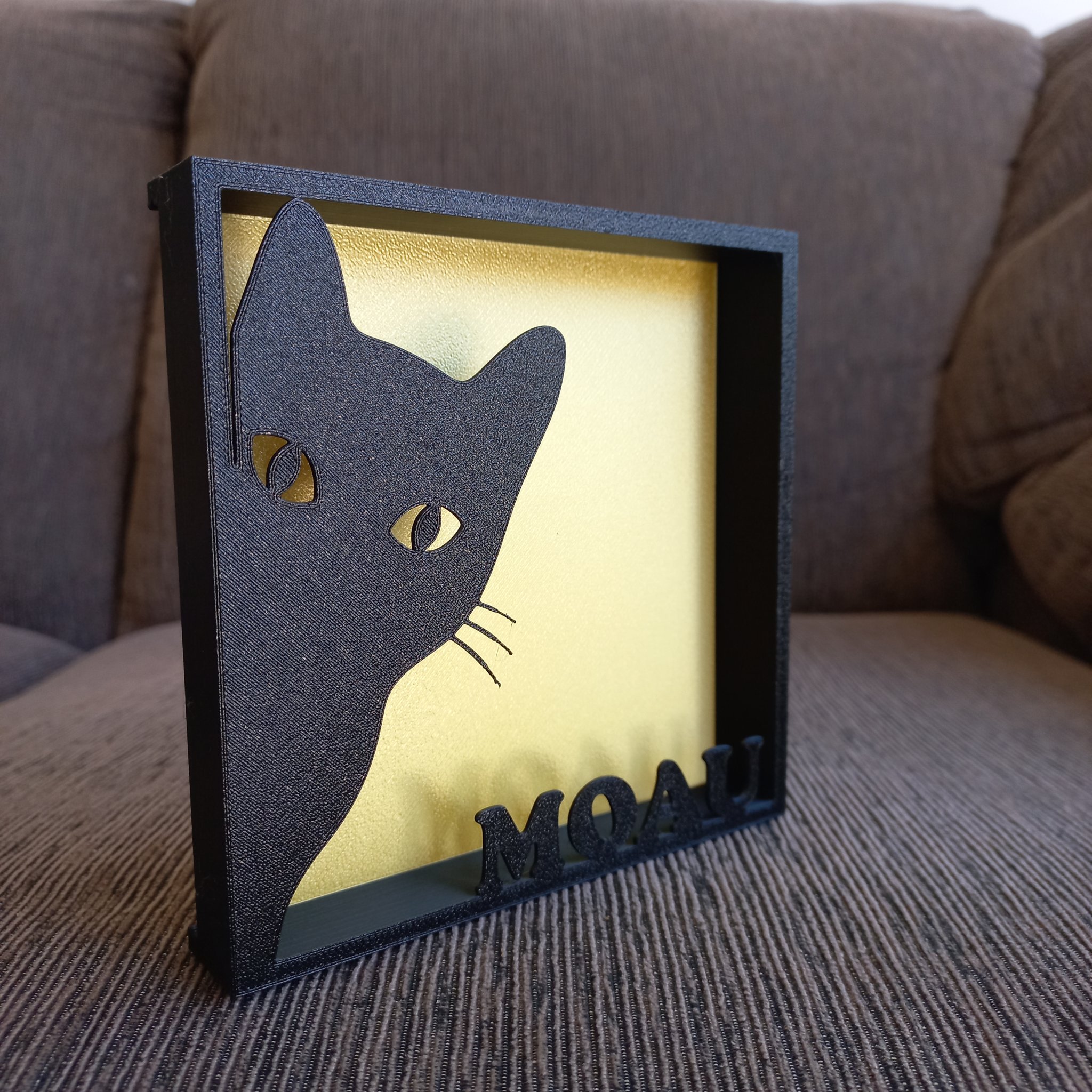 Khung tranh mèo với nền màu sắc rực rỡ