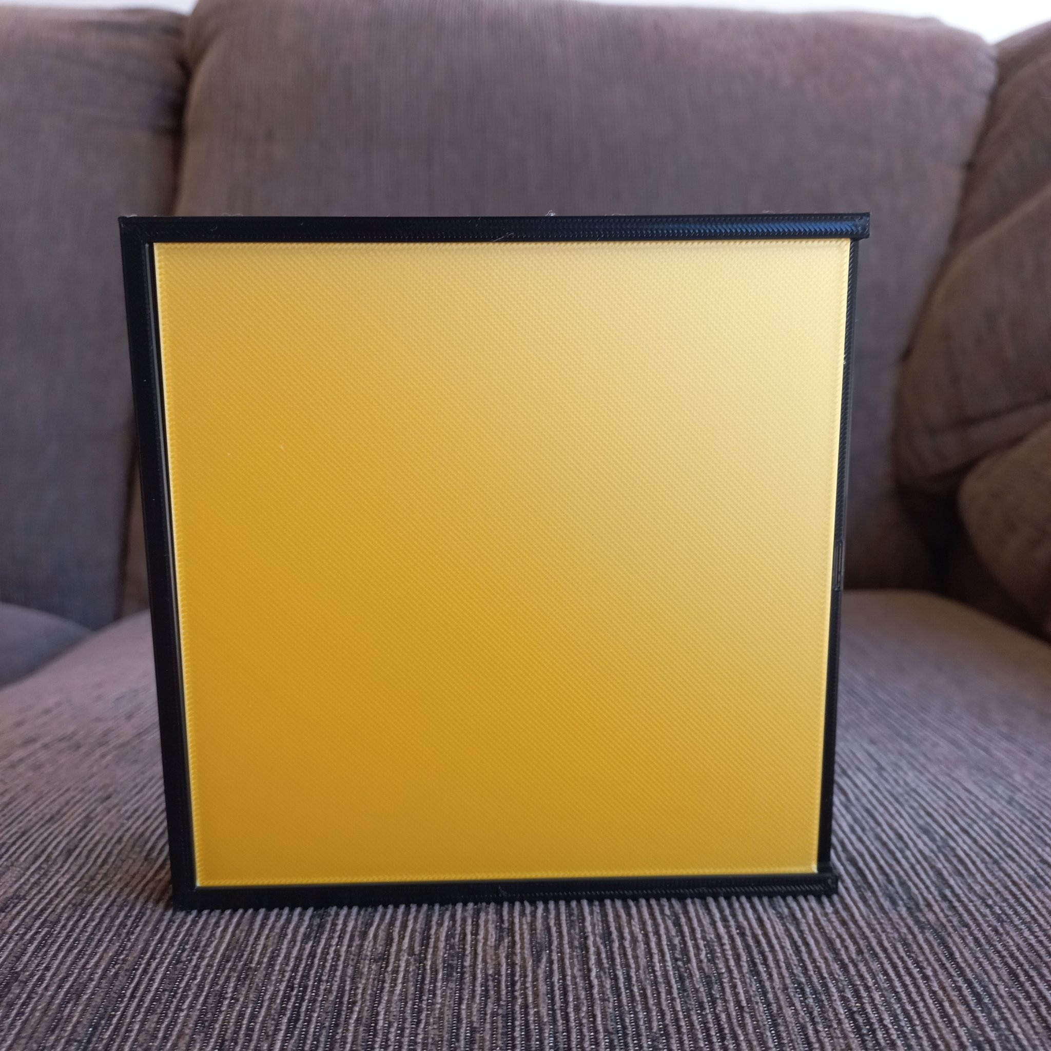 Khung tranh mèo với nền màu sắc rực rỡ