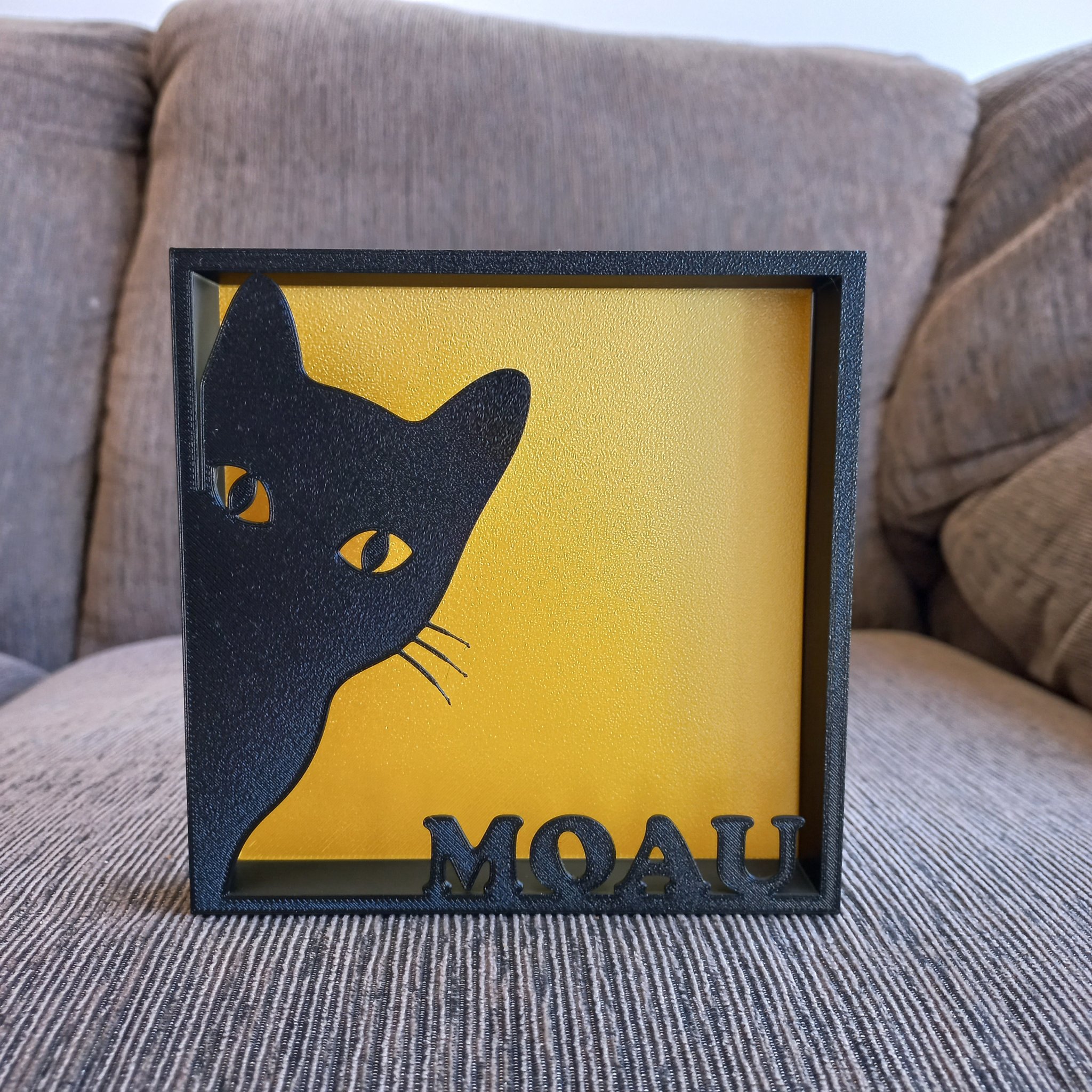 Khung tranh mèo với nền màu sắc rực rỡ