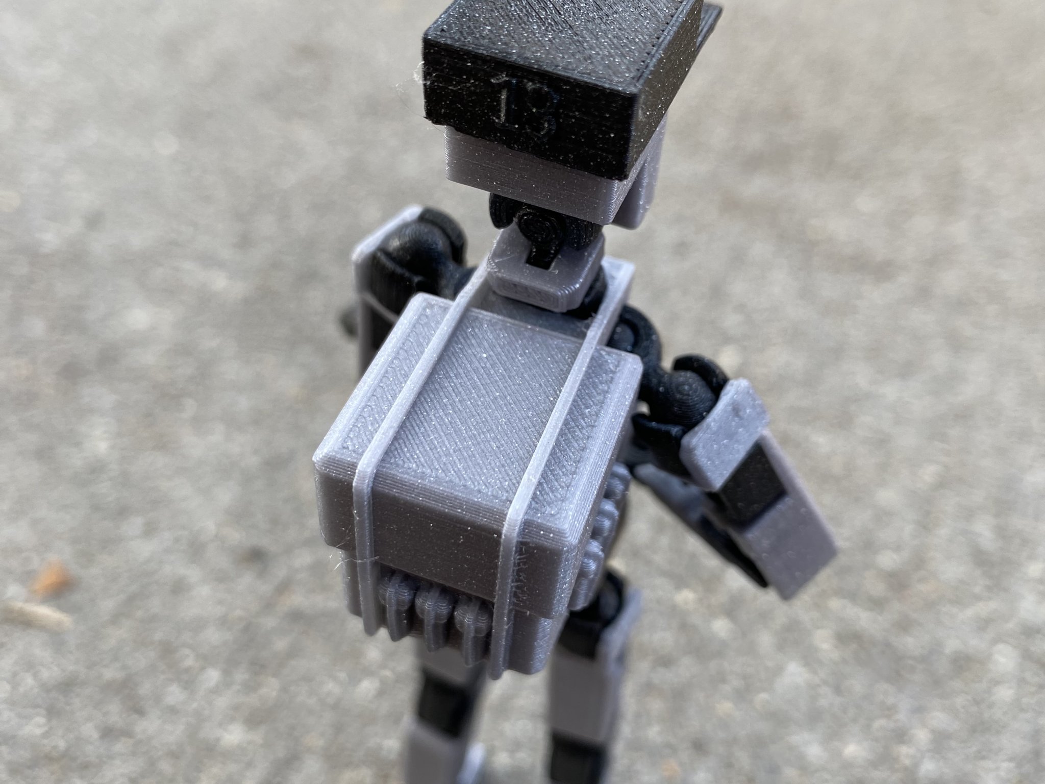 Binh sĩ Quân đội Mỹ Lucky 13 với mũ và ba lô