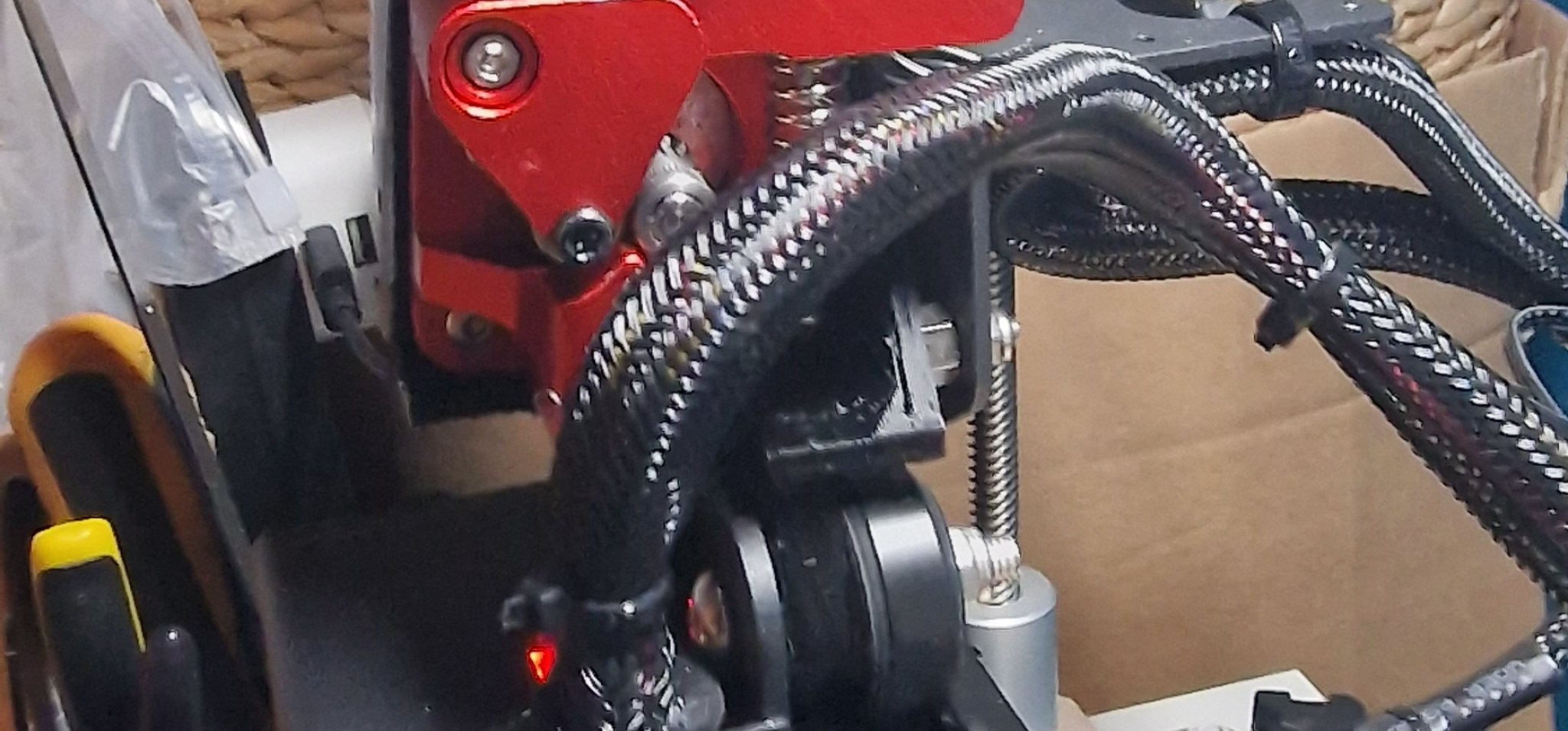 Giá đỡ truyền động trực tiếp Aquila X3, với cảm biến filament. Dành cho đầu đùn kép, không mất trục X.