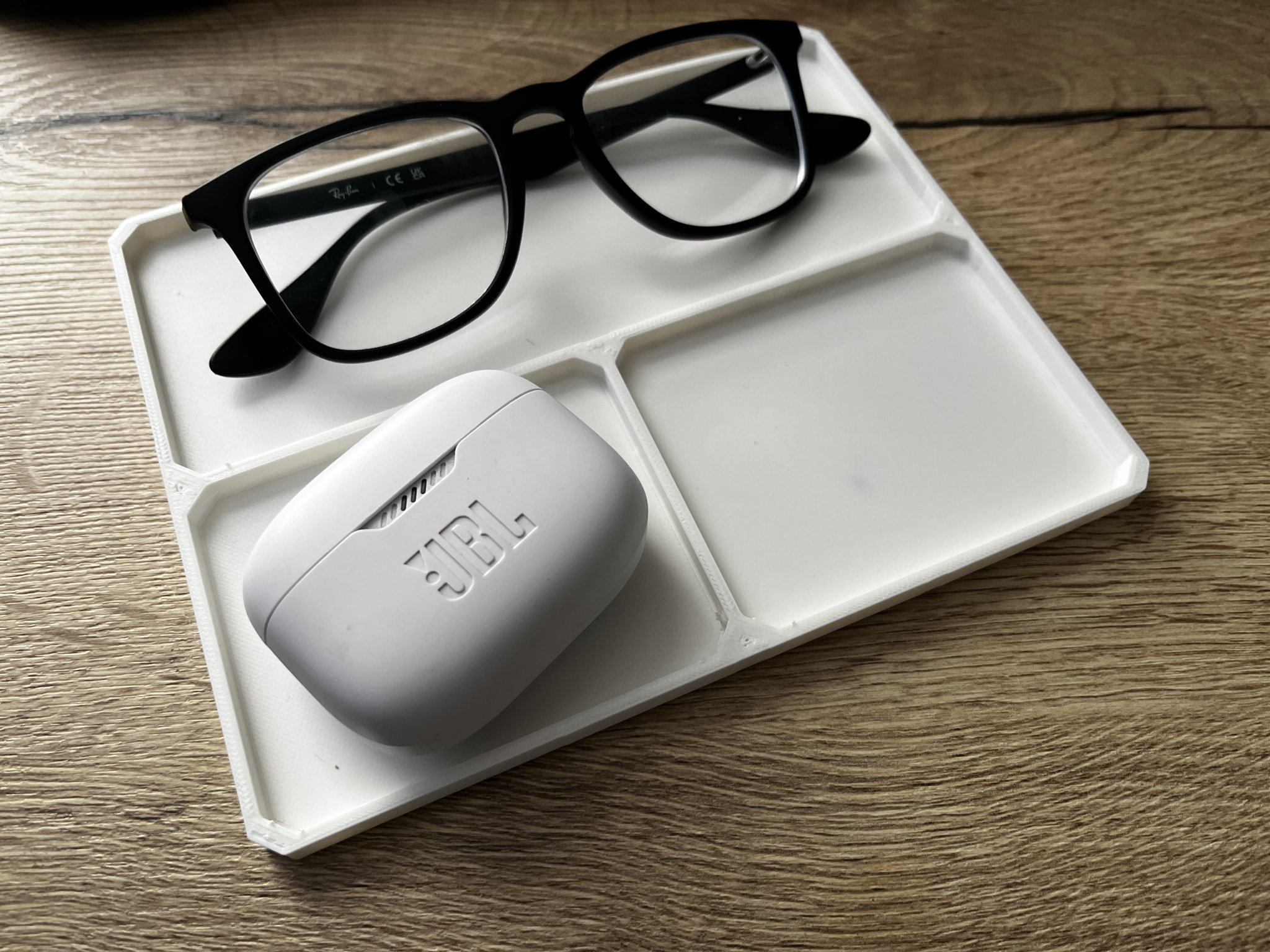 Khay đựng kính và điện thoại tiện lợi cho bàn ngủ