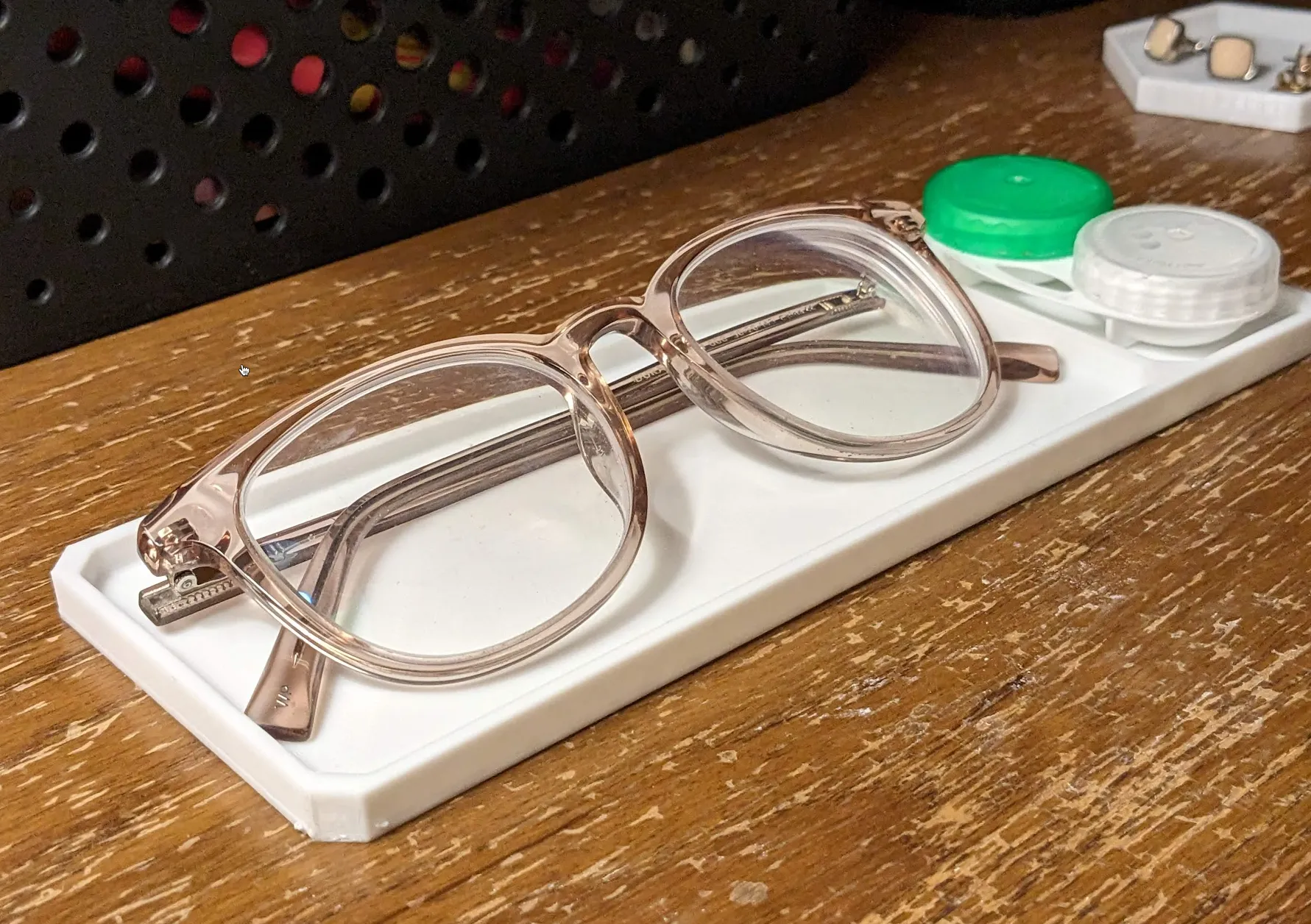 Khay để kính và kính áp tròng đơn giản, tối giản