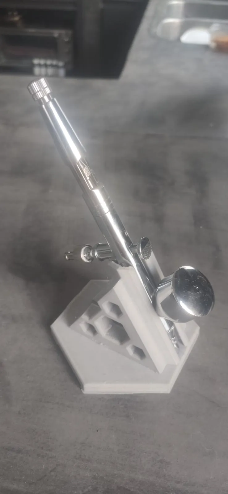 Giá đỡ Airbrush HexDesign thích ứng cho nhiều loại airbrush hơn