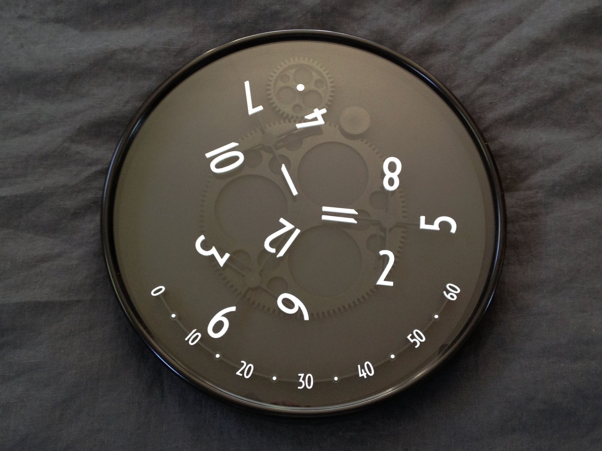 Đồng hồ giờ lang thang treo tường phong cách hiện đại