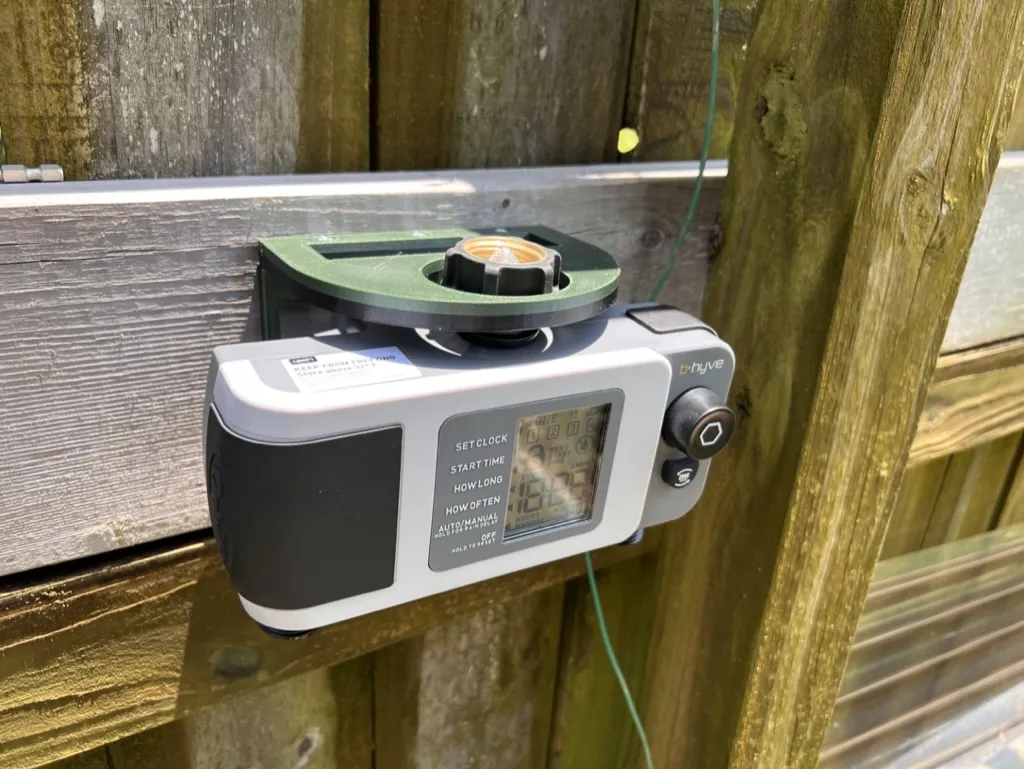 Giá đỡ gắn tường cho bộ hẹn giờ ống nước B-Hyve DX 4