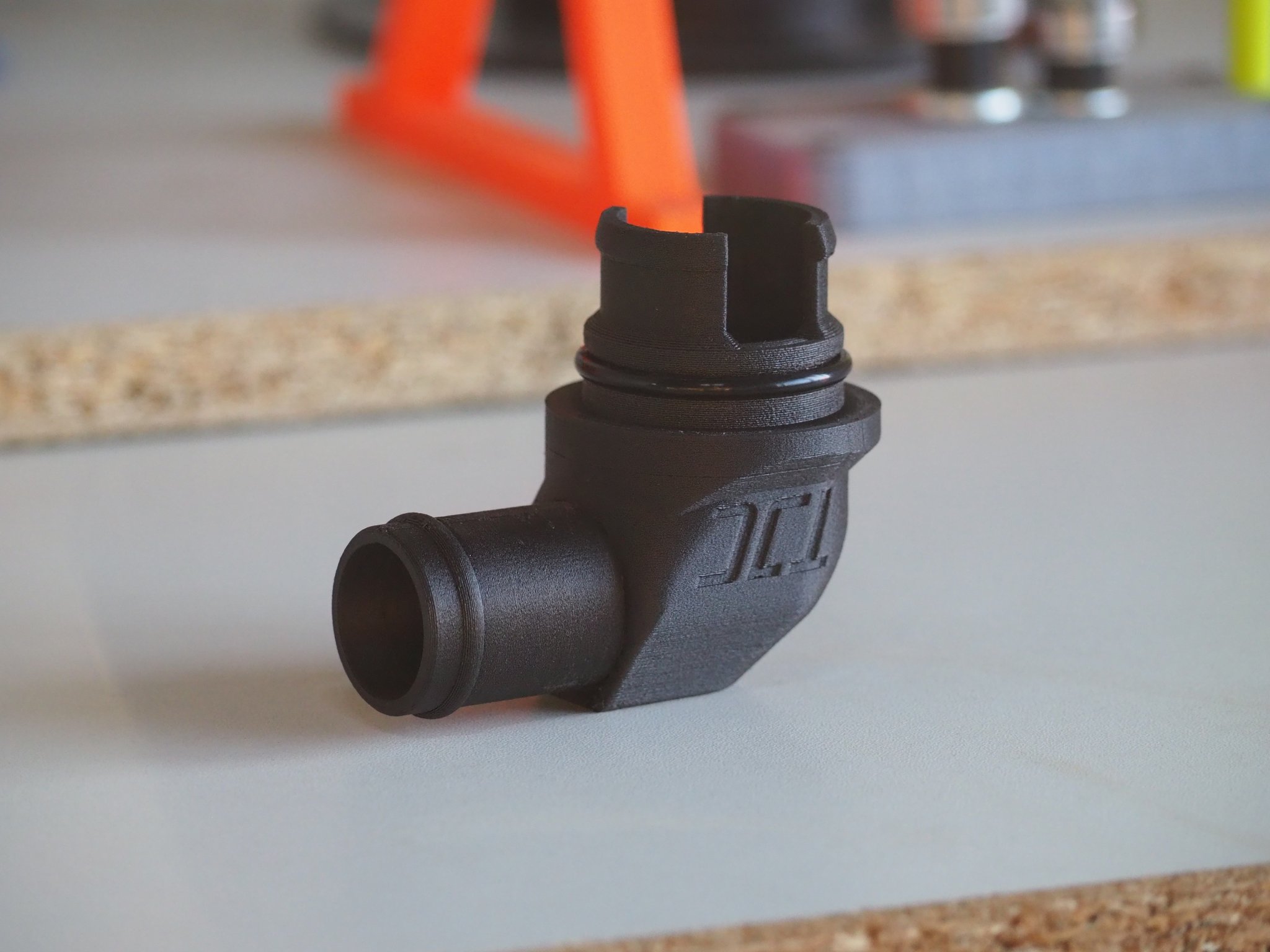 Bộ chuyển đổi ống thông hơi cho khối động cơ John Deere 824K