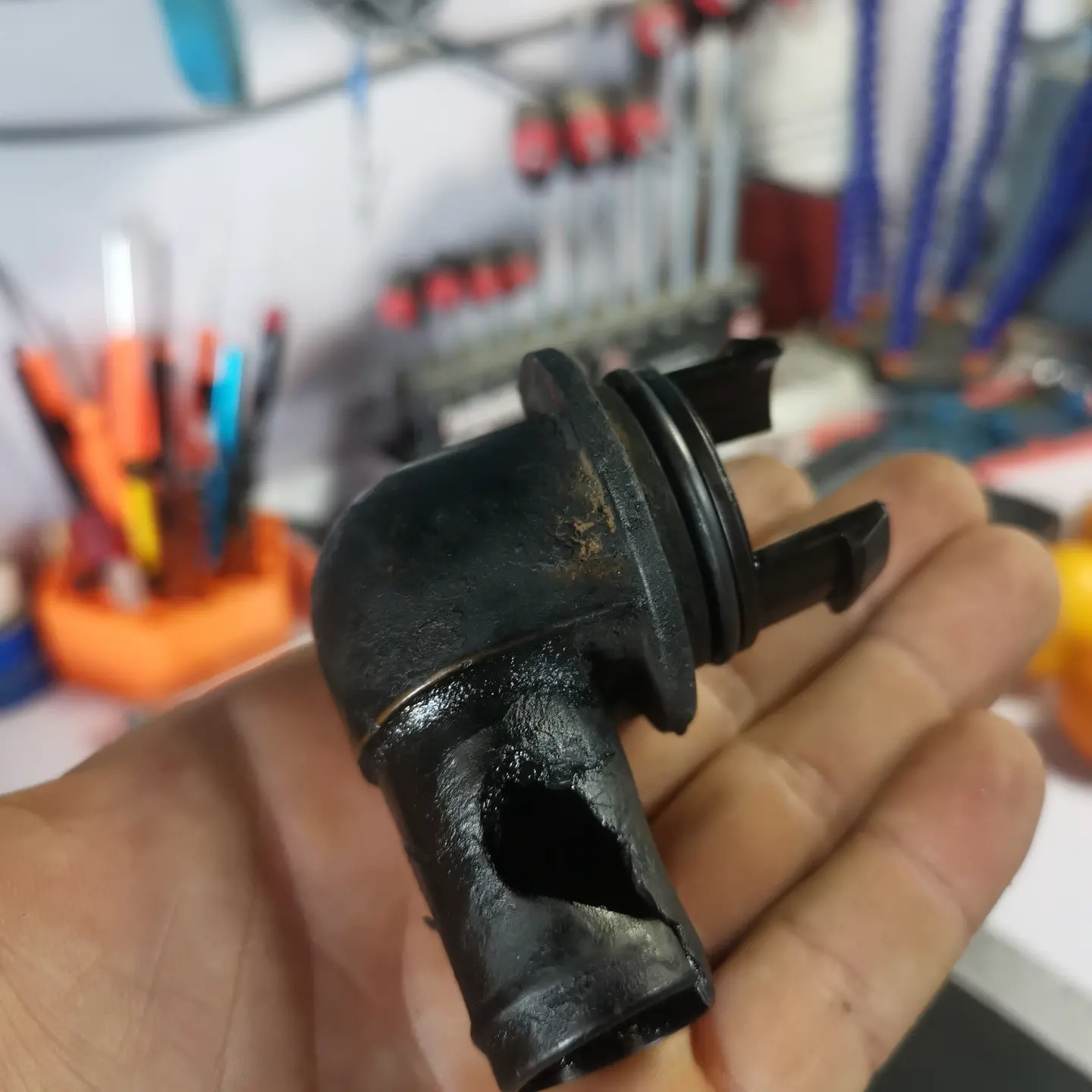 Bộ chuyển đổi ống thông hơi cho khối động cơ John Deere 824K