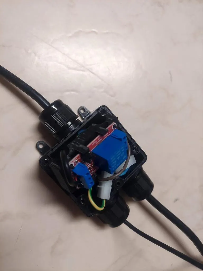 Hộp nối cáp với chỗ lắp relay chắc chắn