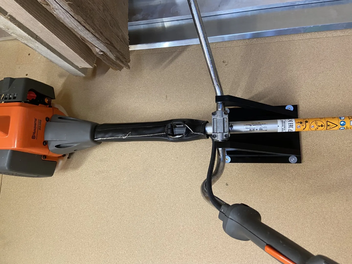 Giá đỡ treo tường cho máy cắt cỏ HUSQVARNA 553 RS