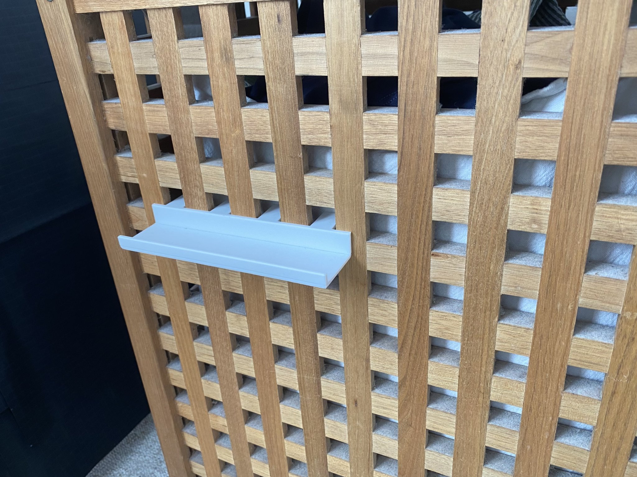 Giá đỡ điện thoại cho giỏ giặt bên giường ngủ