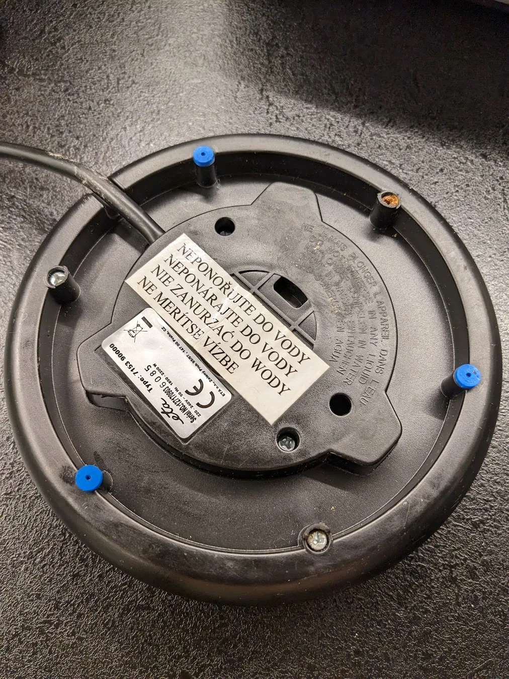 Thay thế chân cao su chống trượt cho ấm đun ETA Crystela