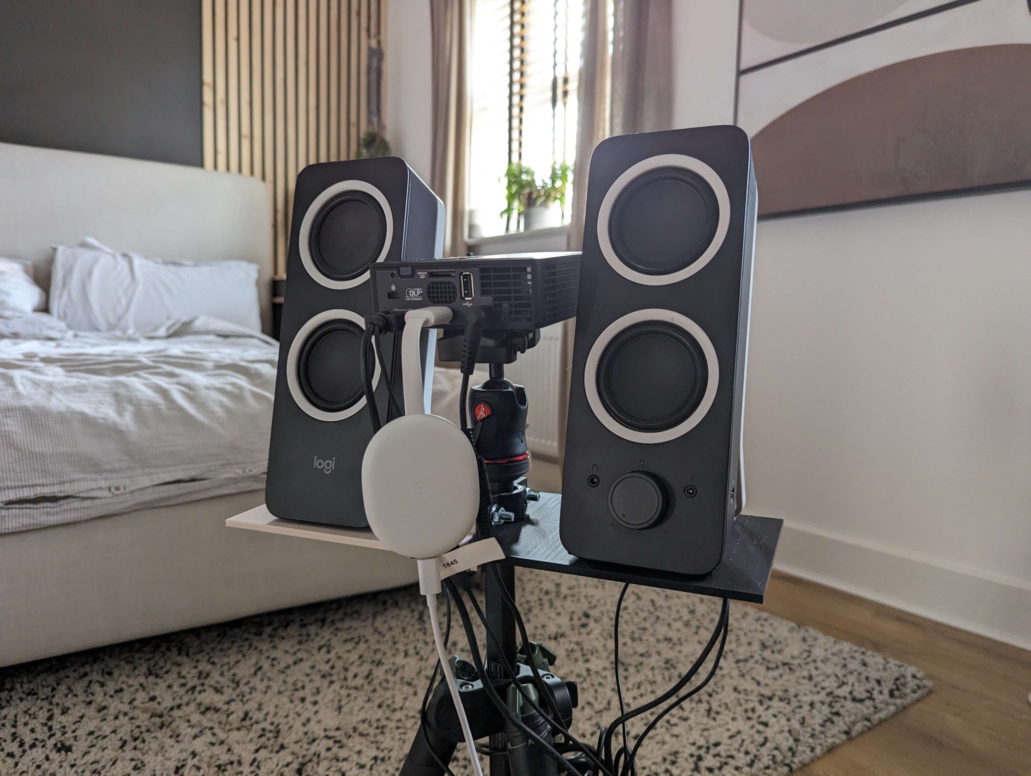 Giá đỡ tripod đa năng cho máy chiếu di động