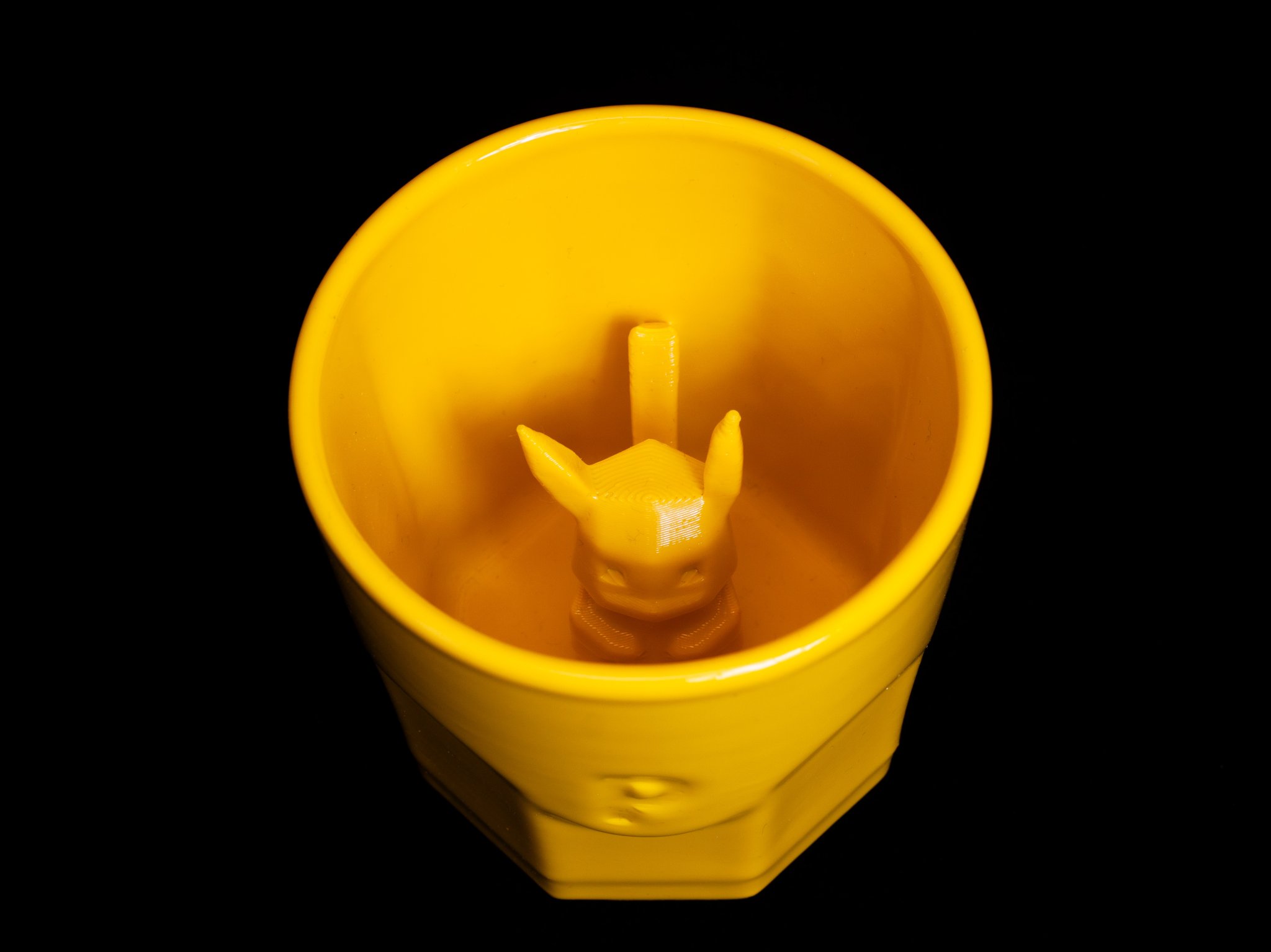 Pikachu ẩn nấp trong cốc Octaglass