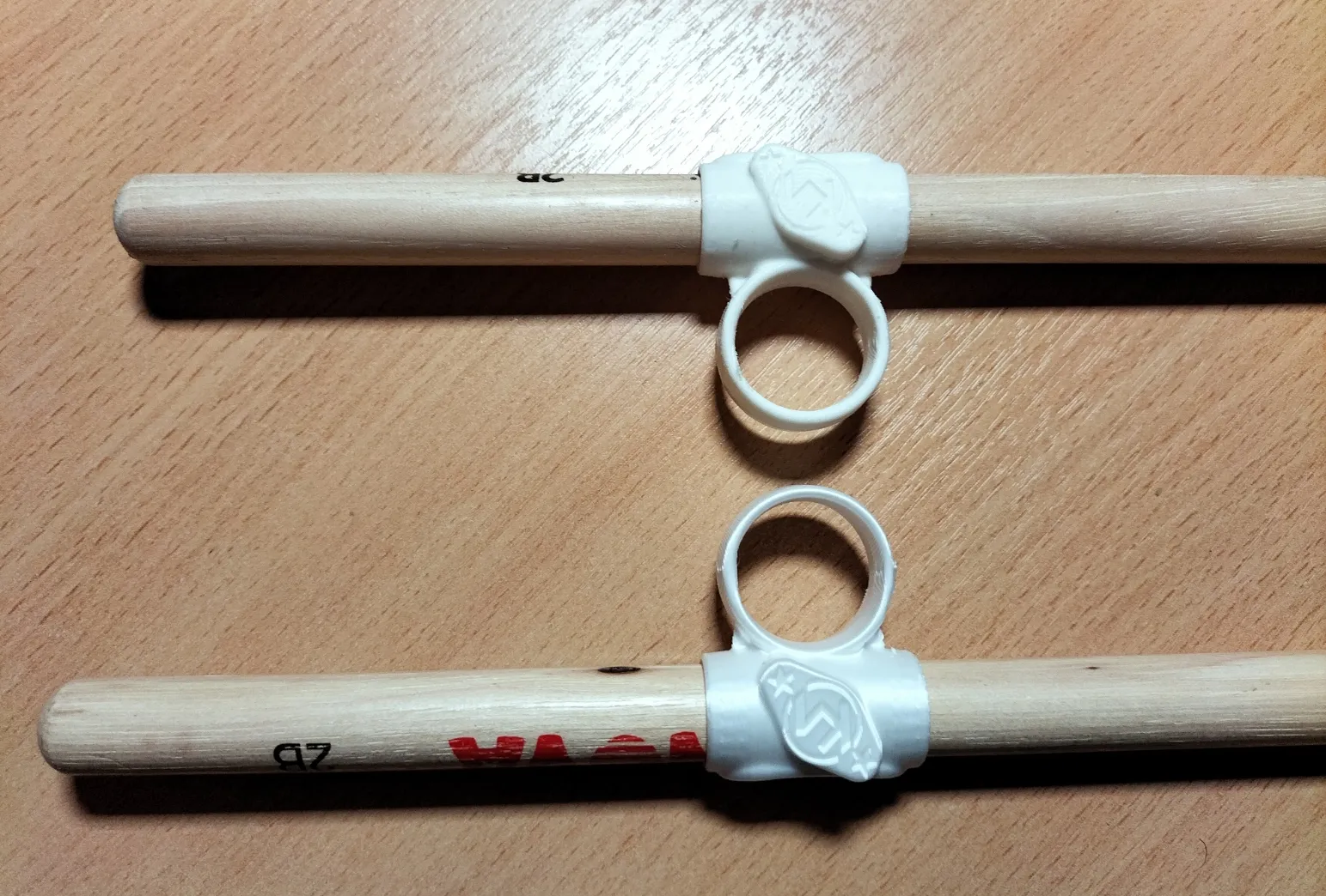 Kẹp điều khiển cho dùi trống với tay cầm chắc chắn