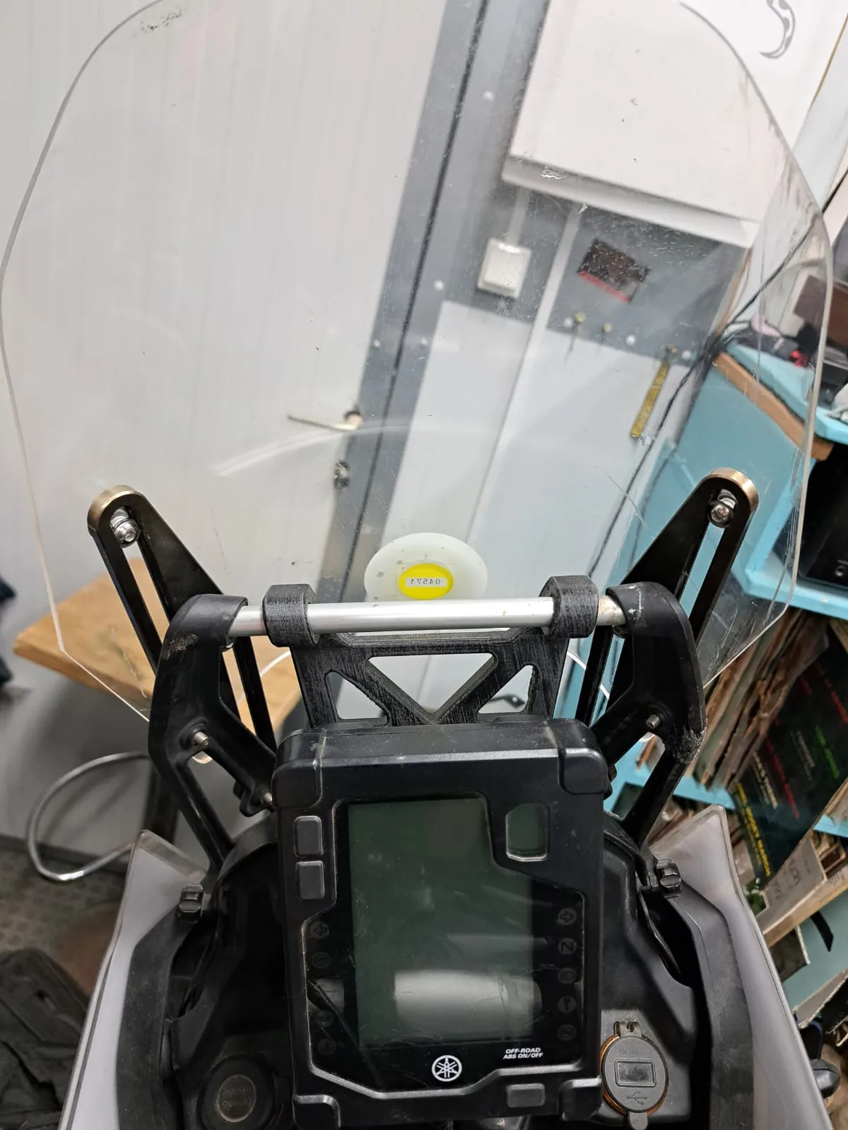 Thay thế giá đỡ kính chắn gió cho Yamaha Tenere 700