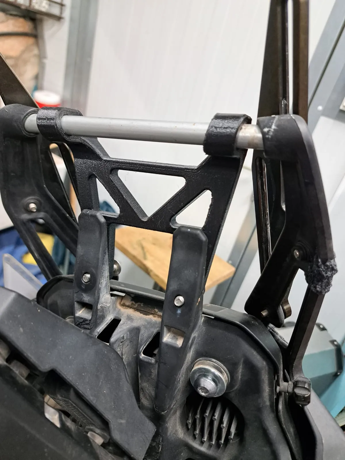 Thay thế giá đỡ kính chắn gió cho Yamaha Tenere 700