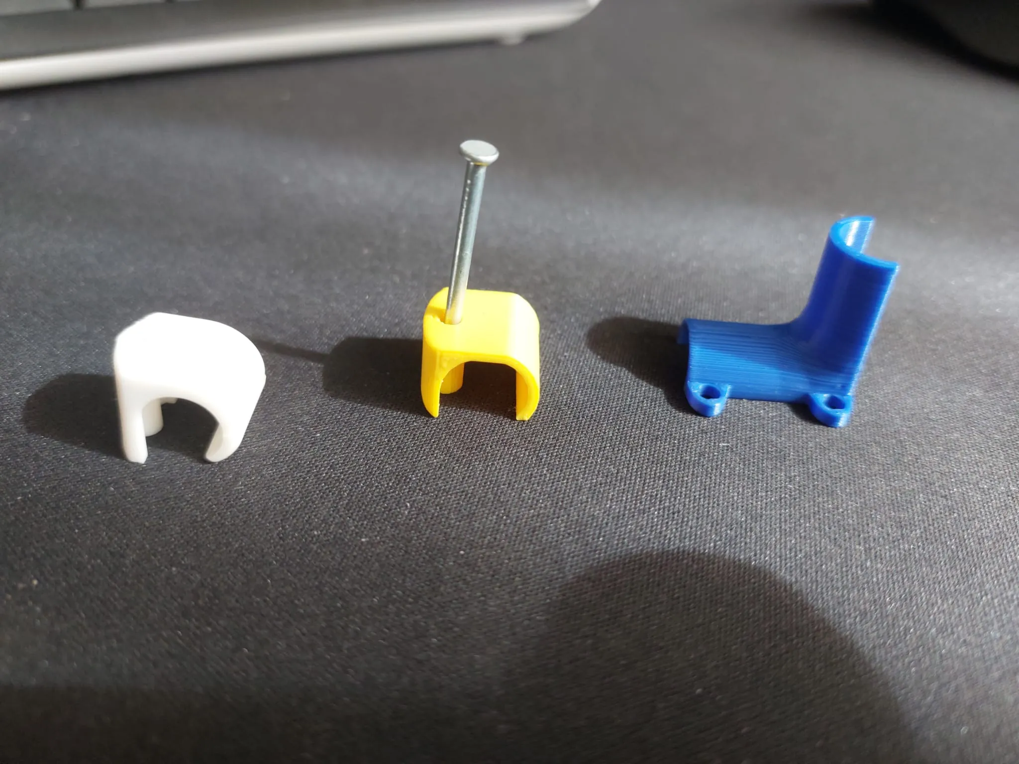 Kẹp dây với đinh cố định cho tổ chức dây điện