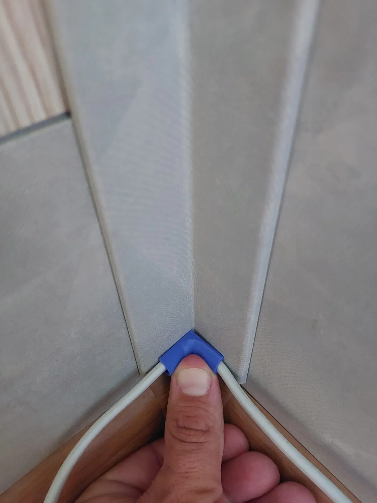 Kẹp dây với đinh cố định cho tổ chức dây điện