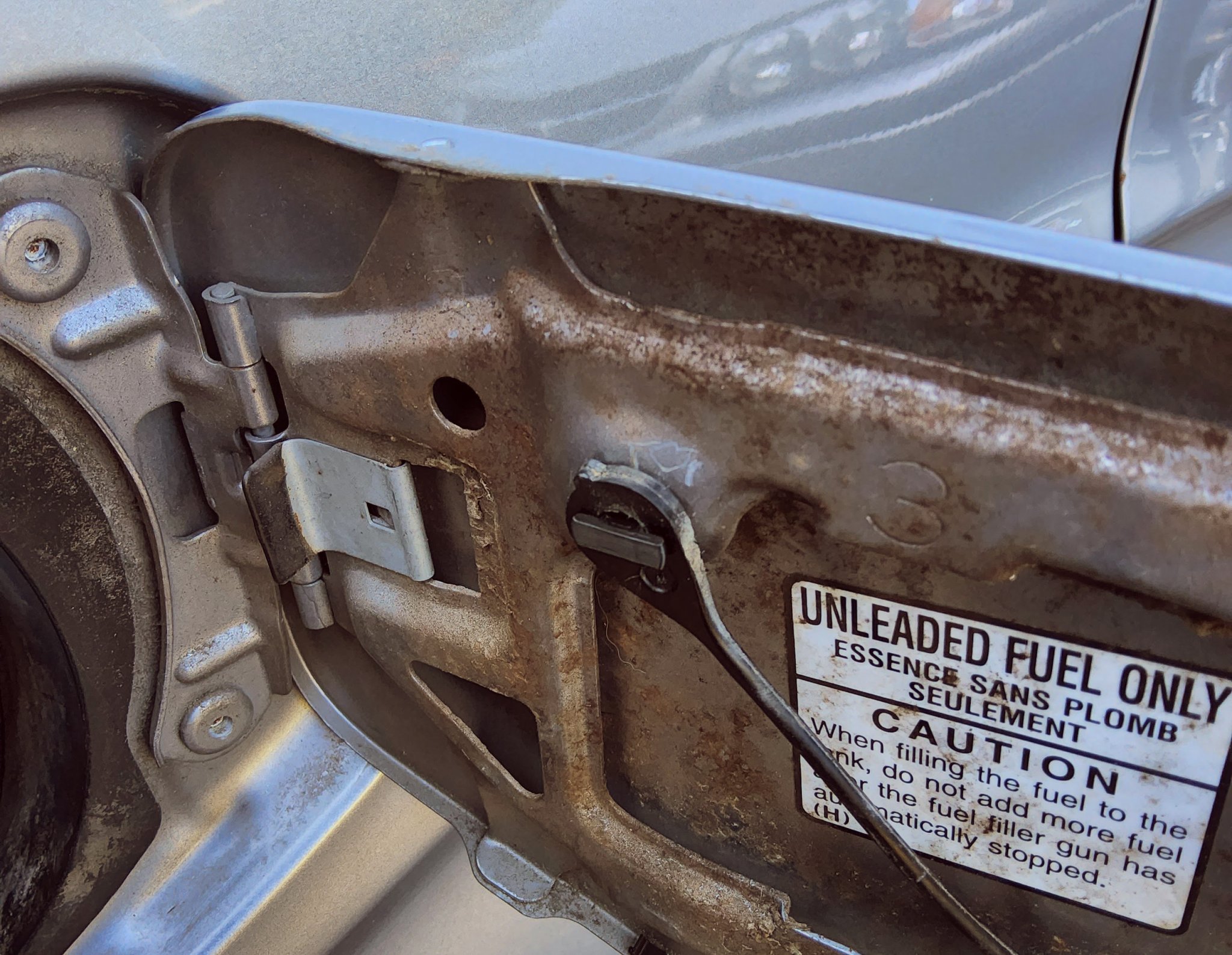 Kẹp giữ dây đeo nắp bình xăng