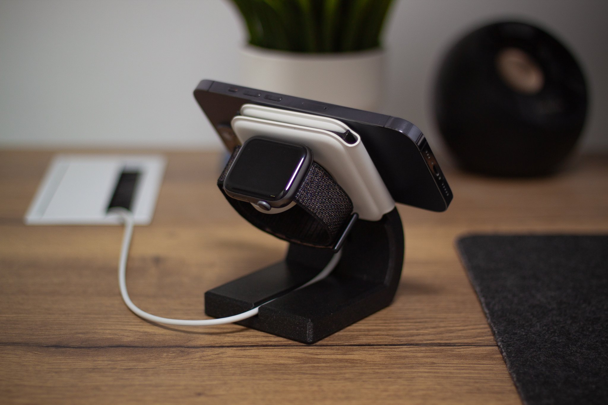 Giá đỡ MagSafe Duo cho iPhone và Apple Watch