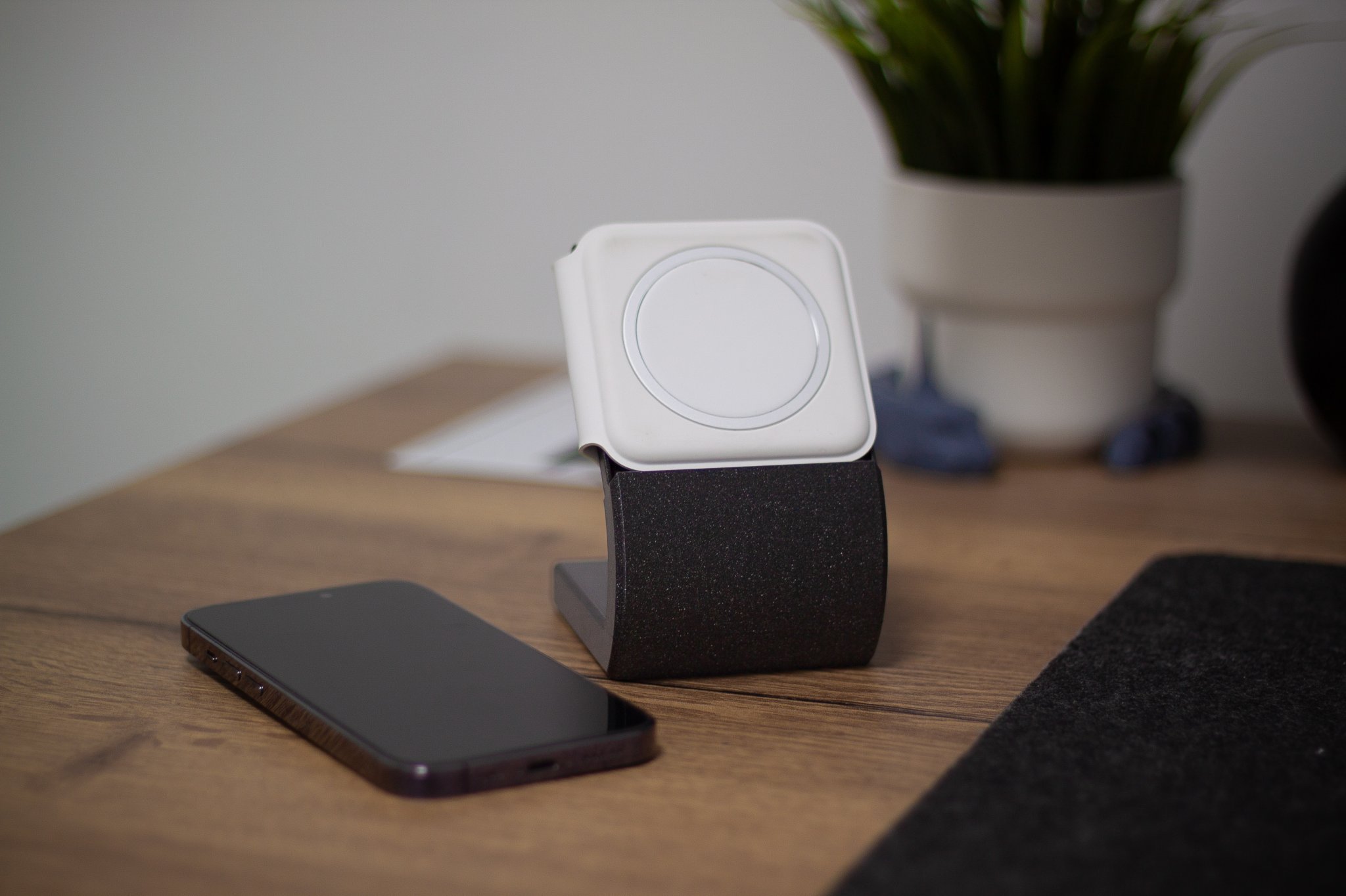 Giá đỡ MagSafe Duo cho iPhone và Apple Watch