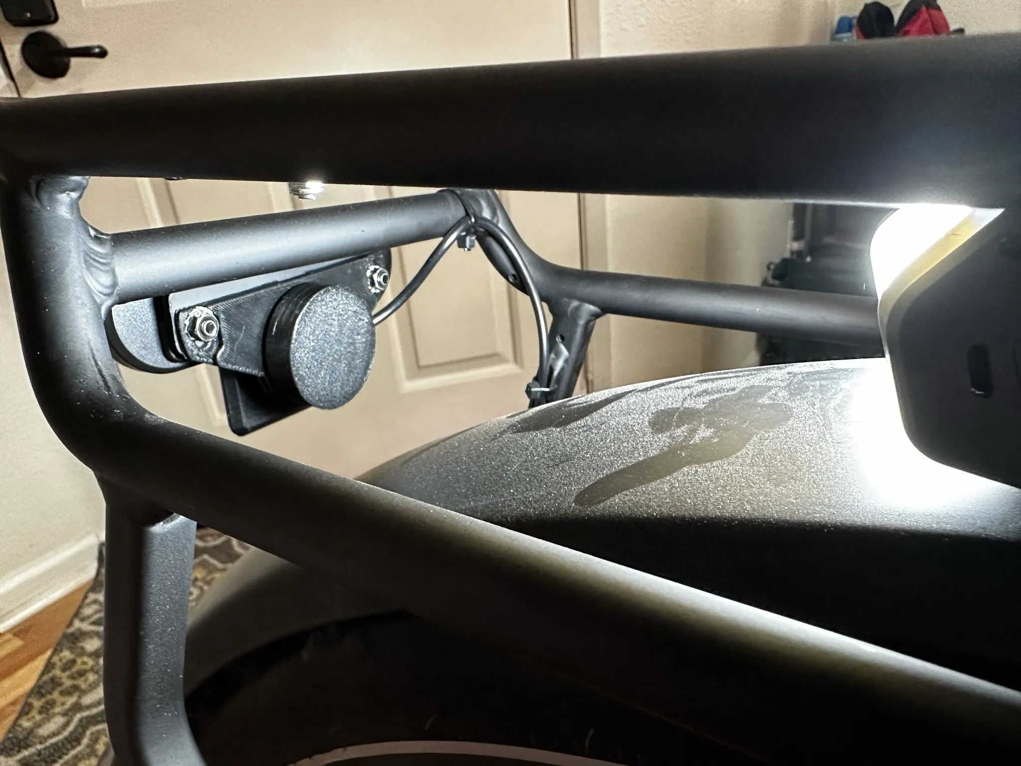 Giá đỡ đèn phanh sau xe đạp cho Apple Airtag