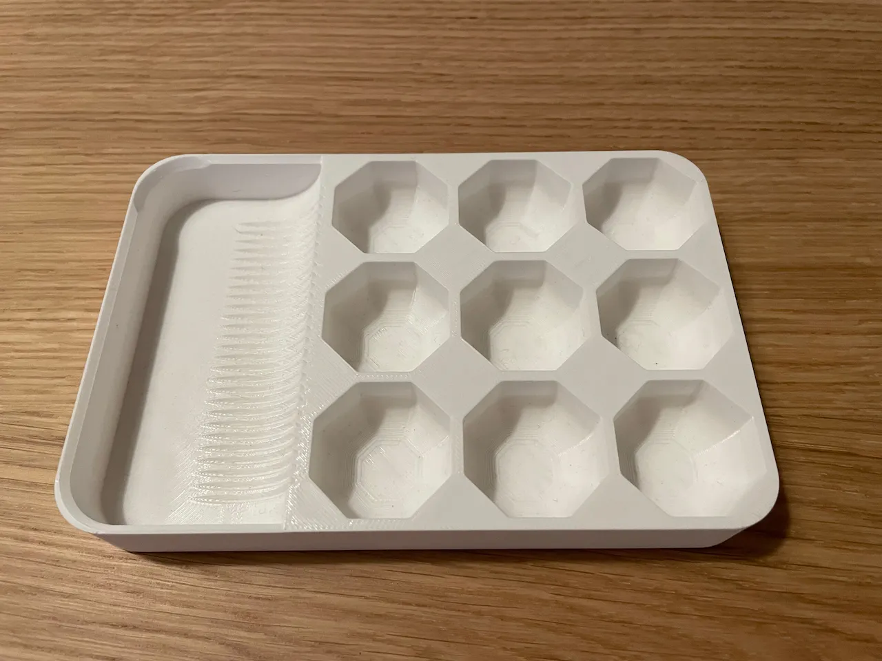 Khay trộn màu nhỏ cho sơn hobby với khu vực làm sạch cọ