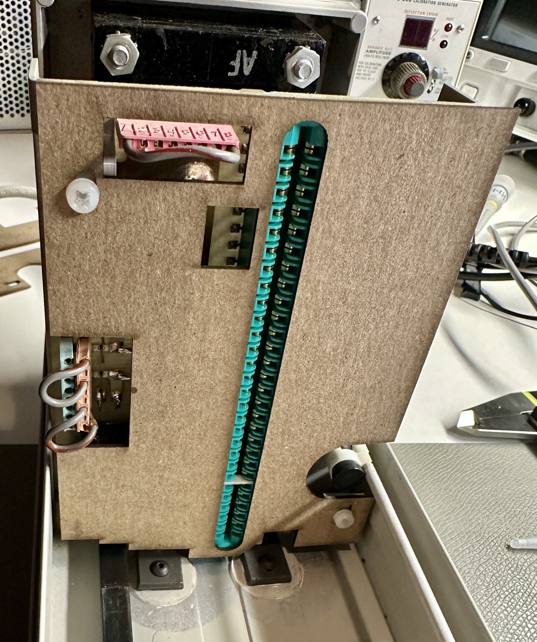 Bảng cách điện Tektronix TM501 và giá đỡ in 3D