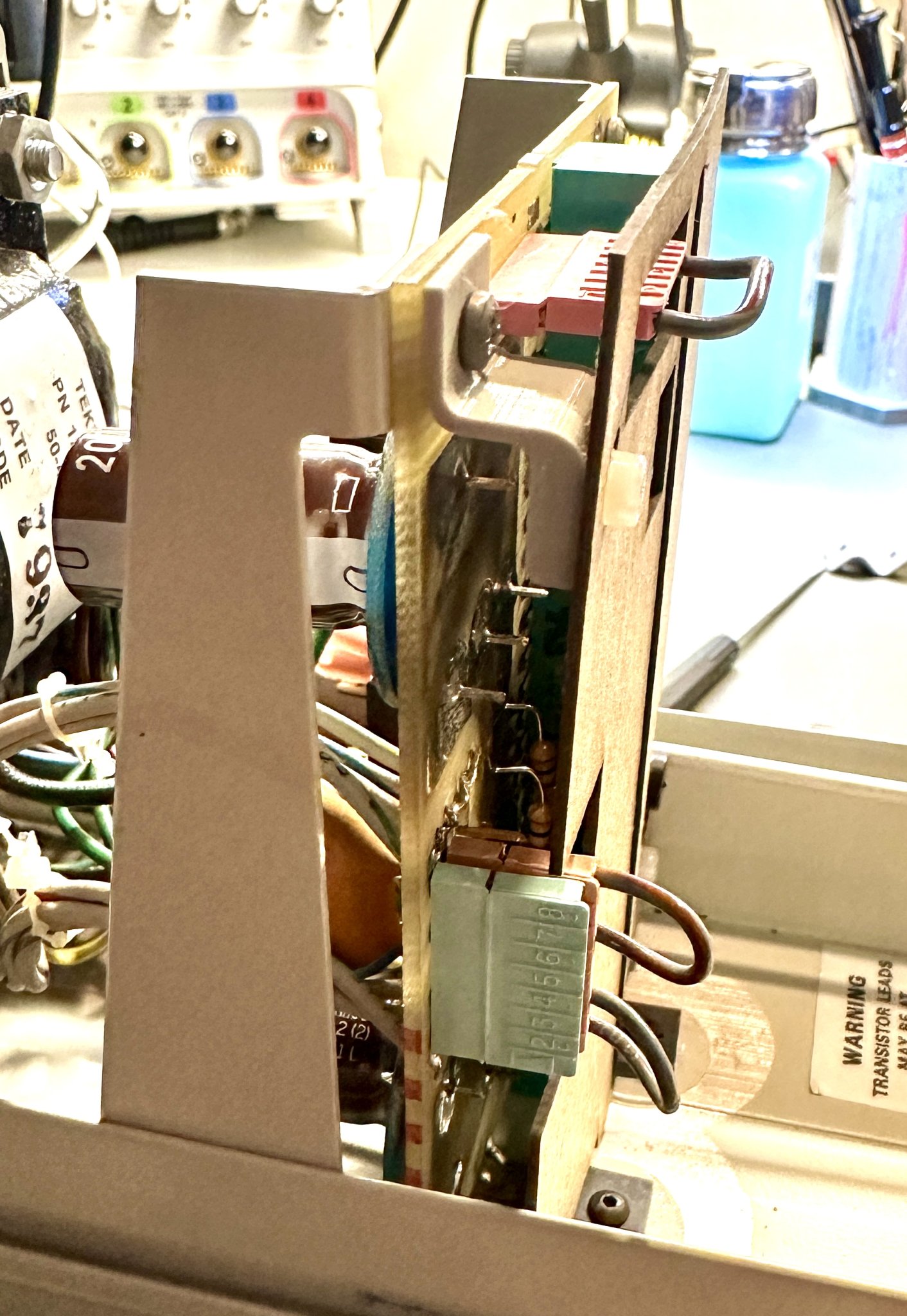 Bảng cách điện Tektronix TM501 và giá đỡ in 3D