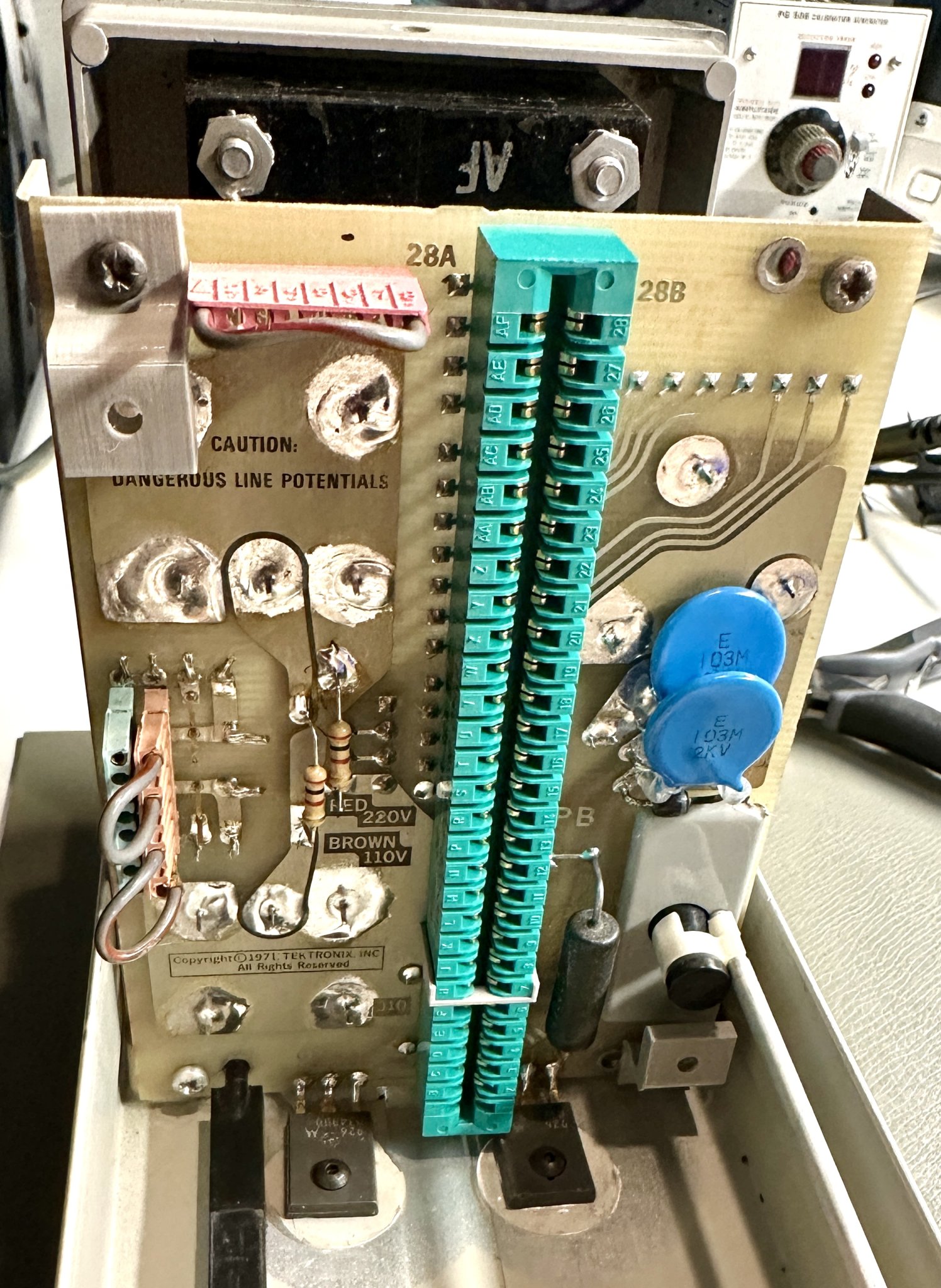 Bảng cách điện Tektronix TM501 và giá đỡ in 3D