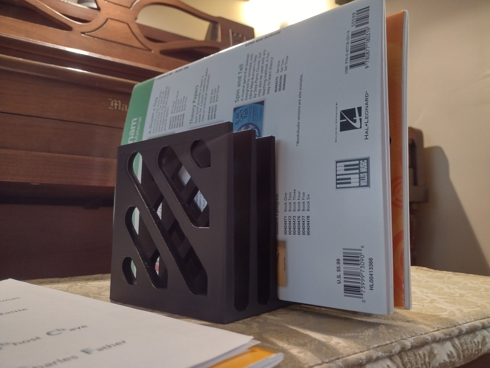 Giá đỡ sách và tài liệu cho bài học piano