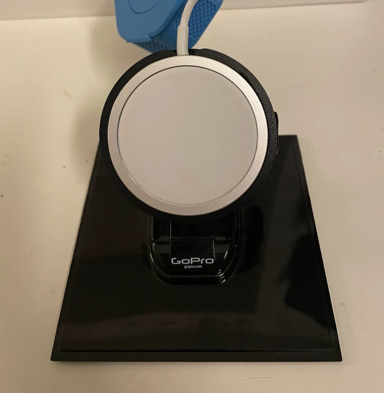 Giá đỡ MagSafe với chân đế GoPro tiện dụng