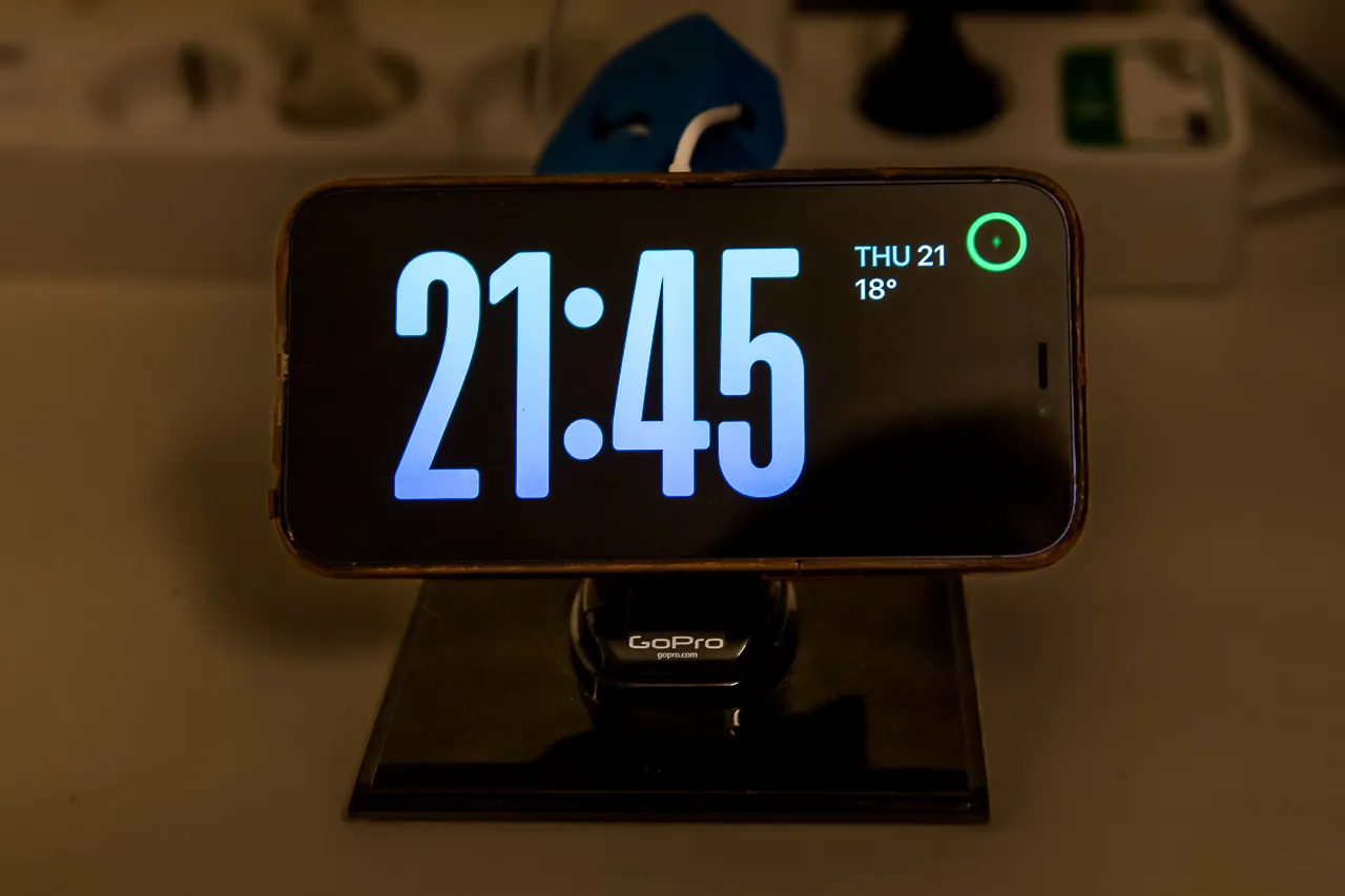 Giá đỡ MagSafe với chân đế GoPro tiện dụng