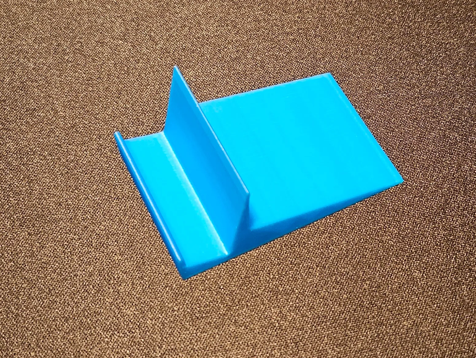 Giá đỡ điện thoại nhỏ gọn, dễ in và bền chắc