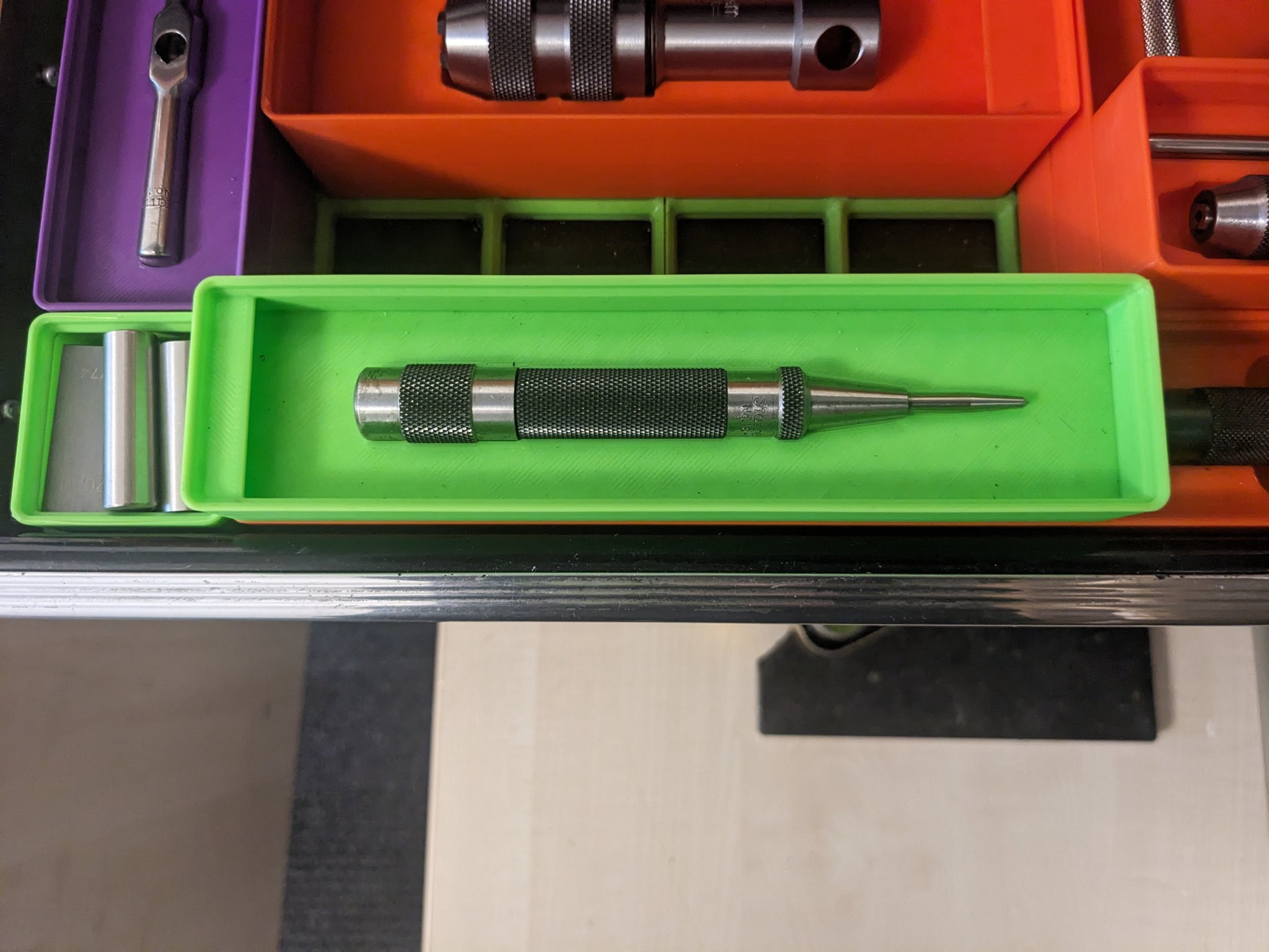 Búa tâm tự động Starrett 18A trong hệ thống Gridfinity