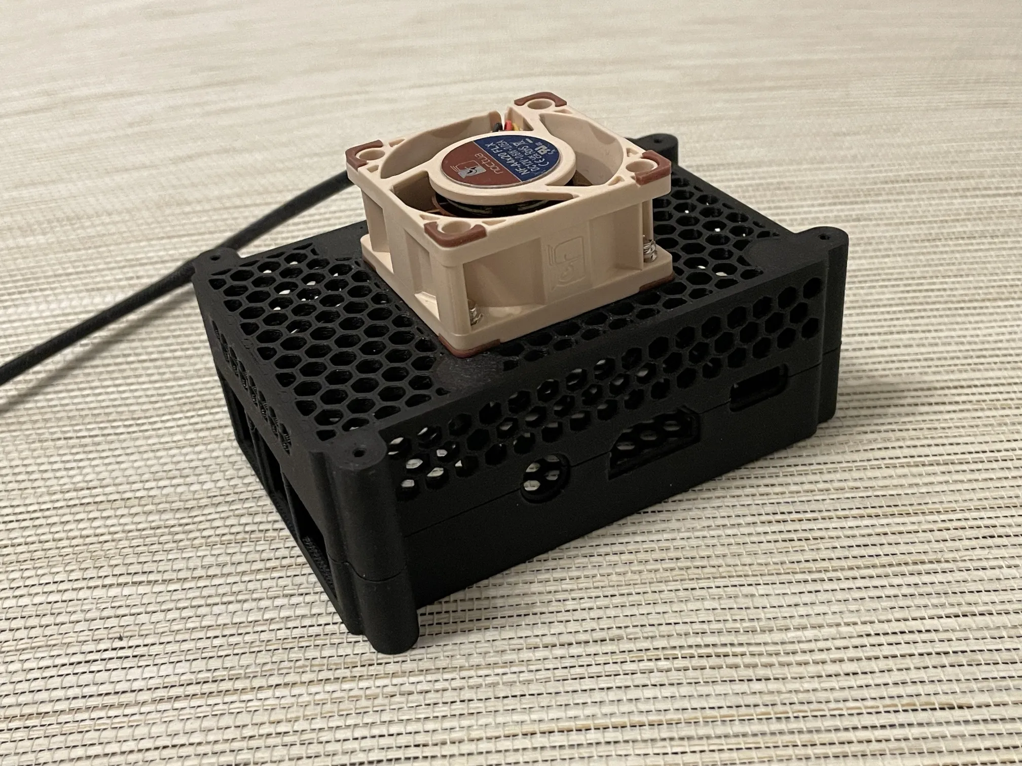 Vỏ máy tính Radxa Rock Pi 4 Plus với quạt 40x40 mm