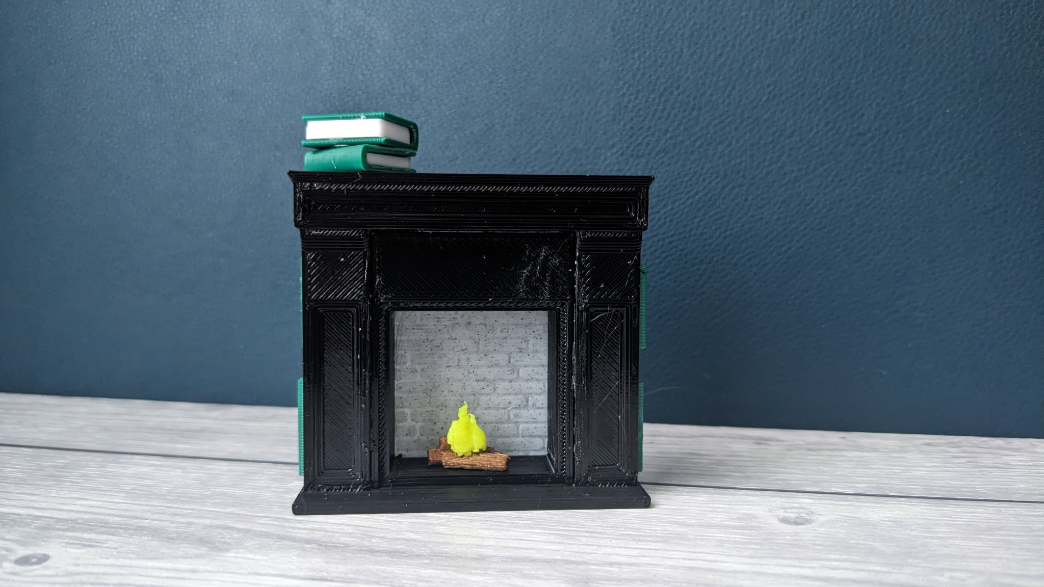 Lò sưởi giả nhỏ với kệ sách bốn tầng