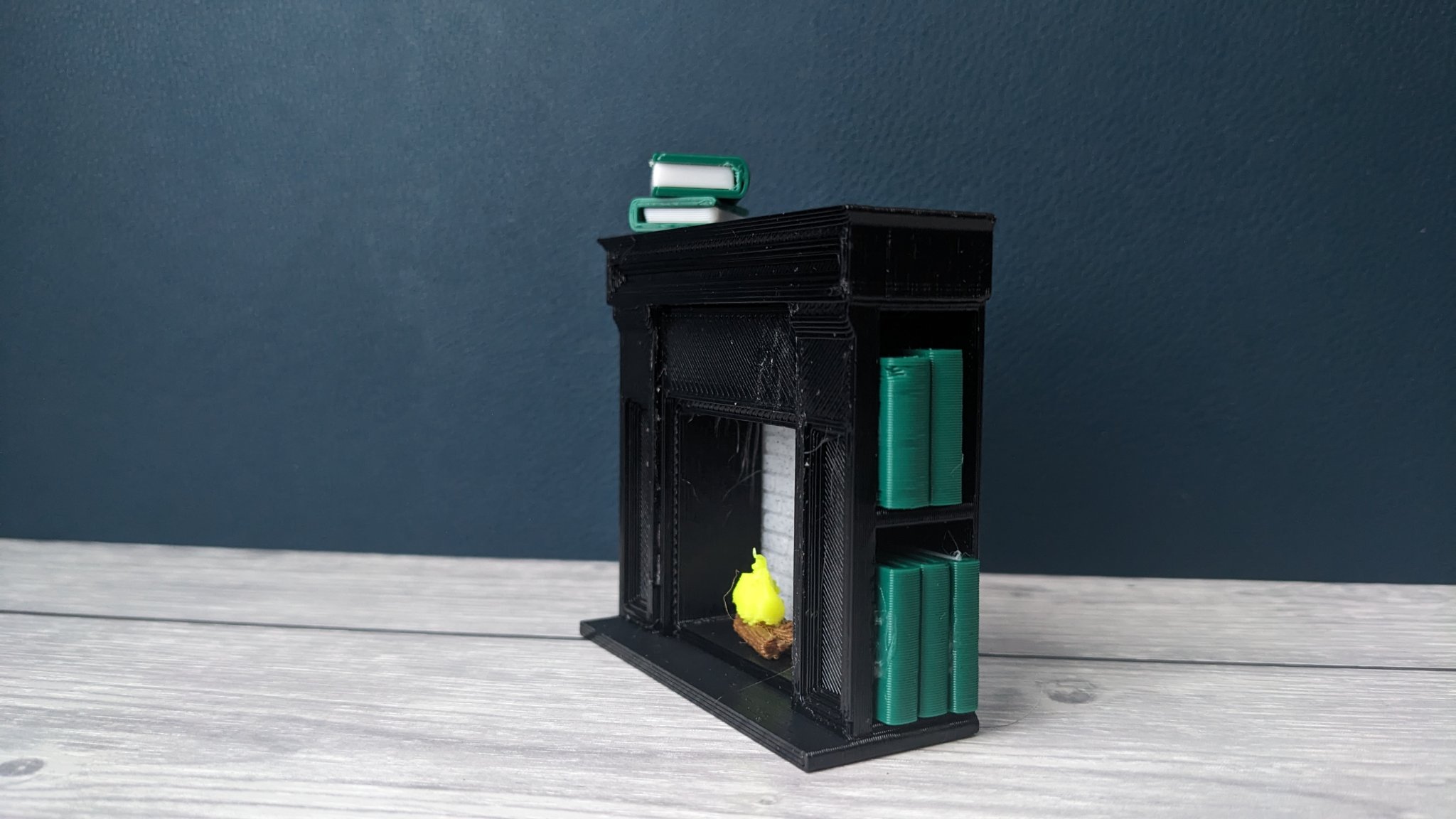 Lò sưởi giả nhỏ với kệ sách bốn tầng