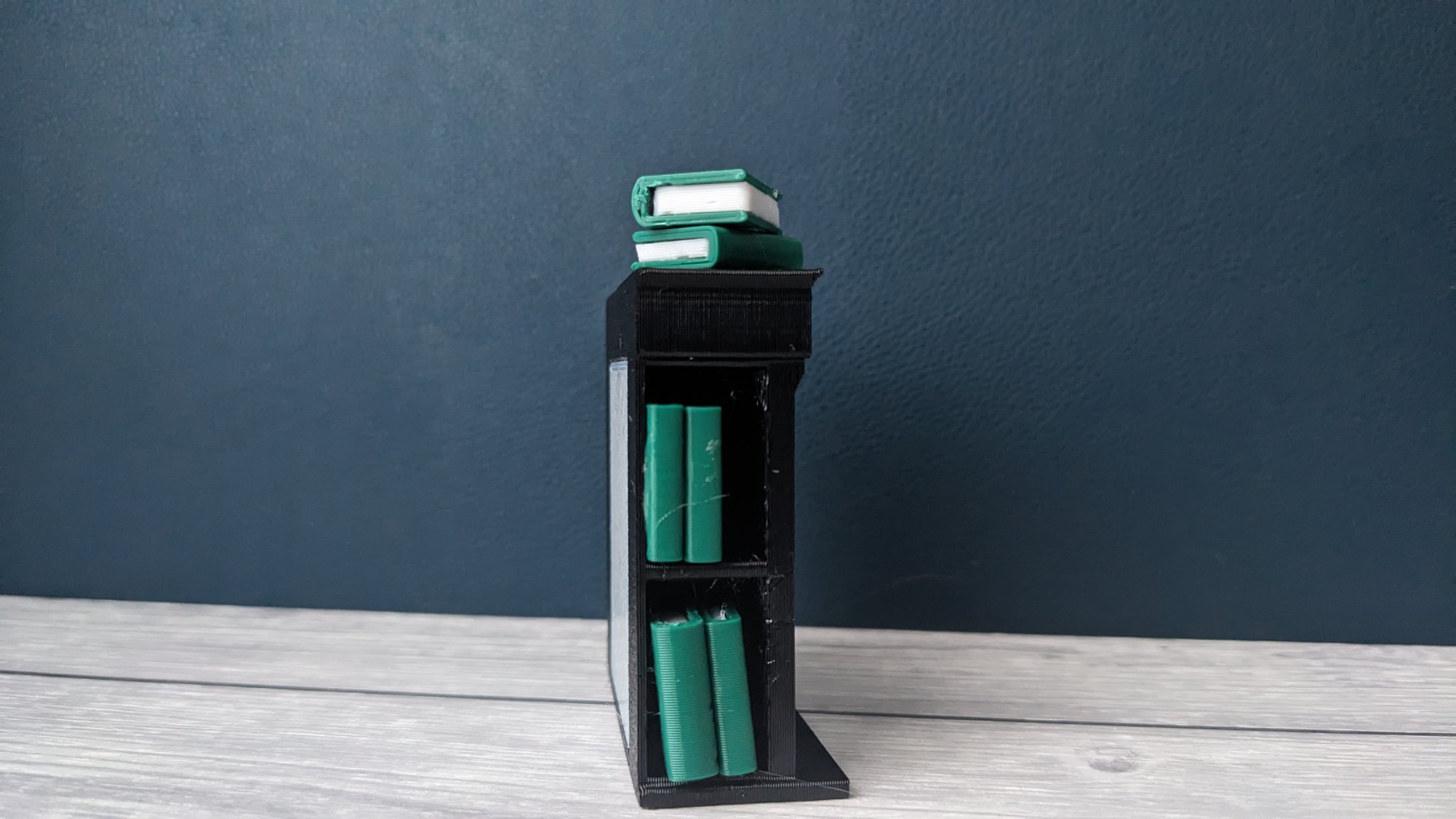 Lò sưởi giả nhỏ với kệ sách bốn tầng