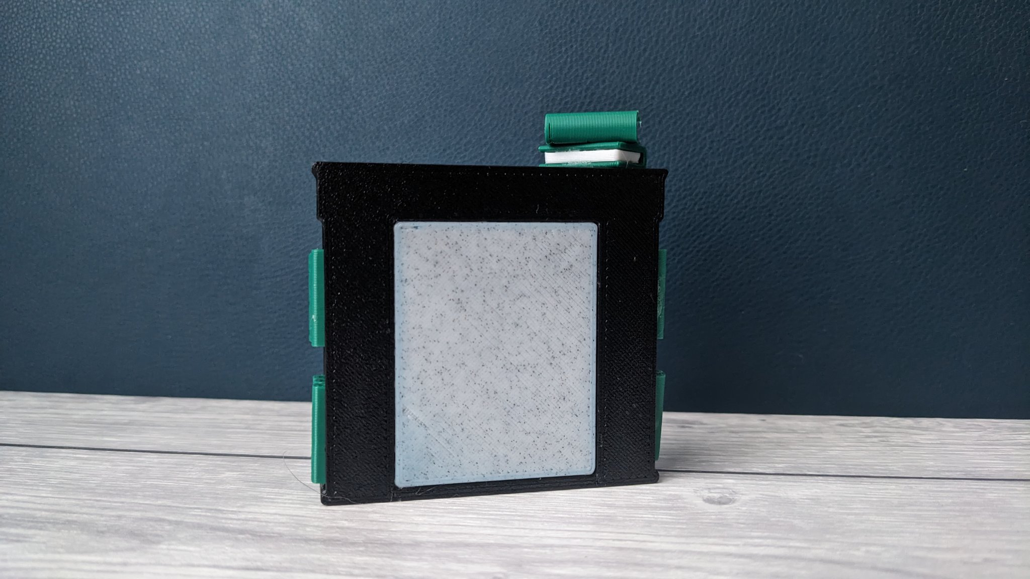 Lò sưởi giả nhỏ với kệ sách bốn tầng