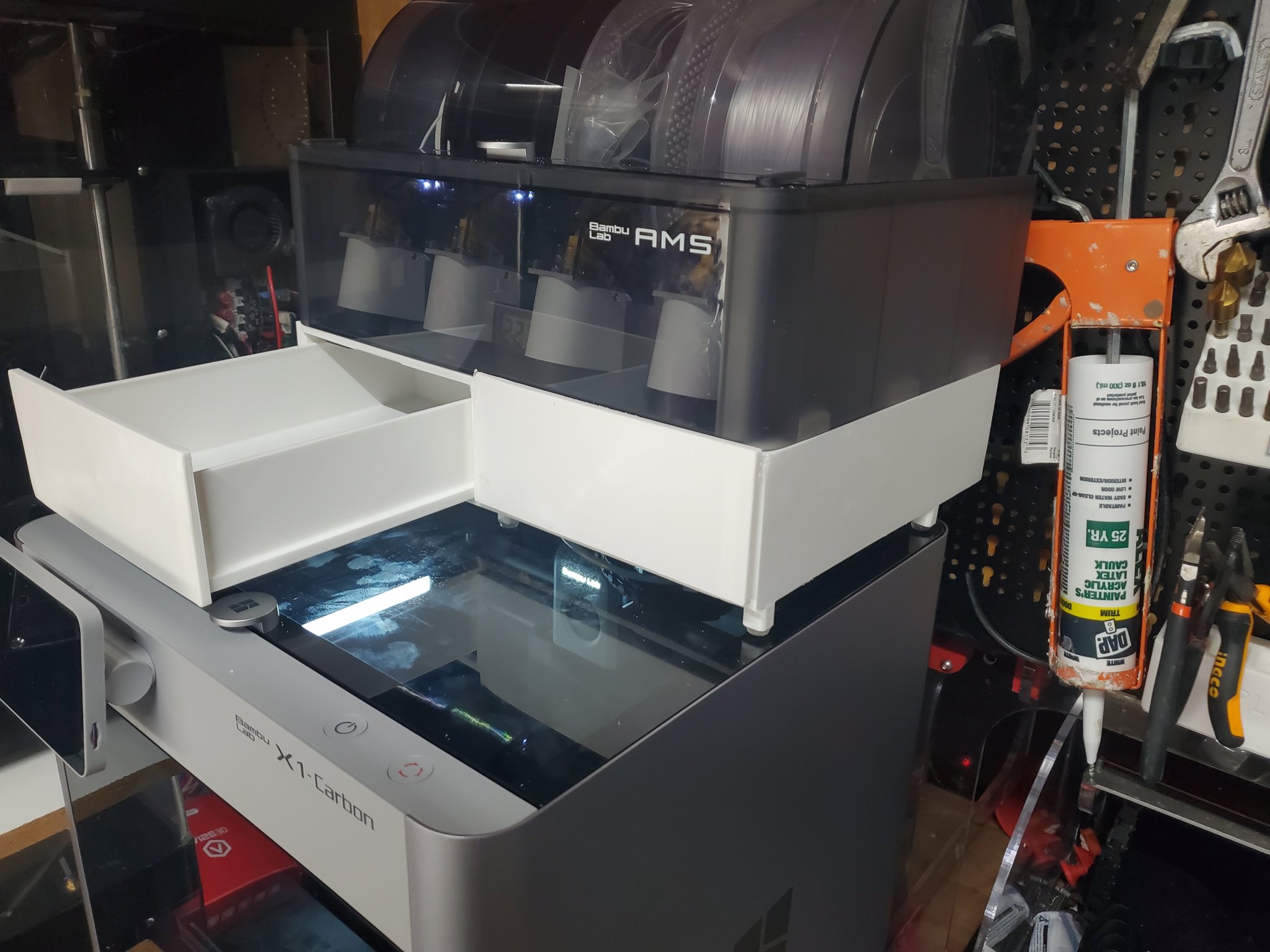 Ngăn kéo dưới hệ thống AMS cho máy in Bambu Lab