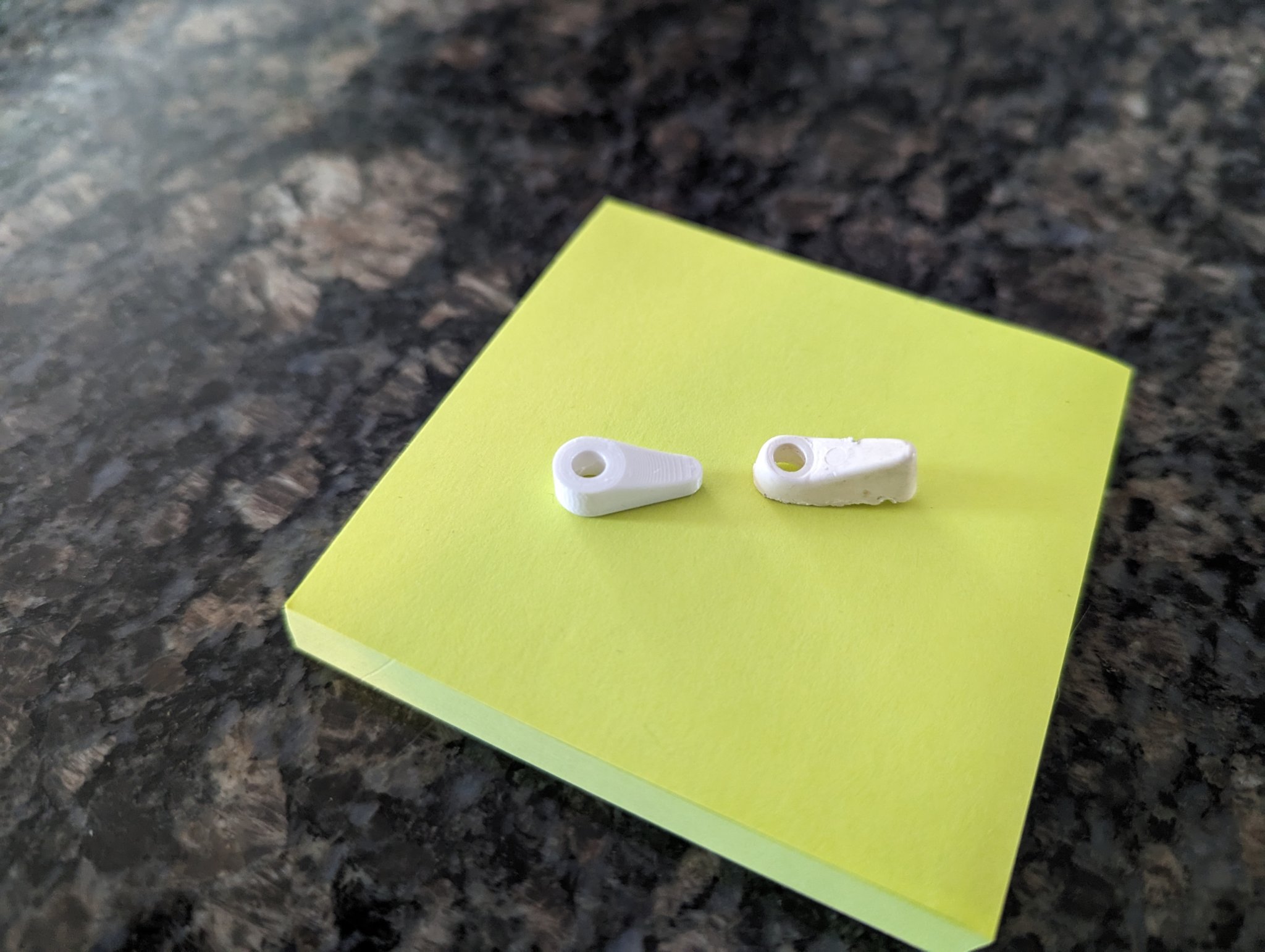 Kẹp giữ cửa sổ hoặc màn hình chống bão