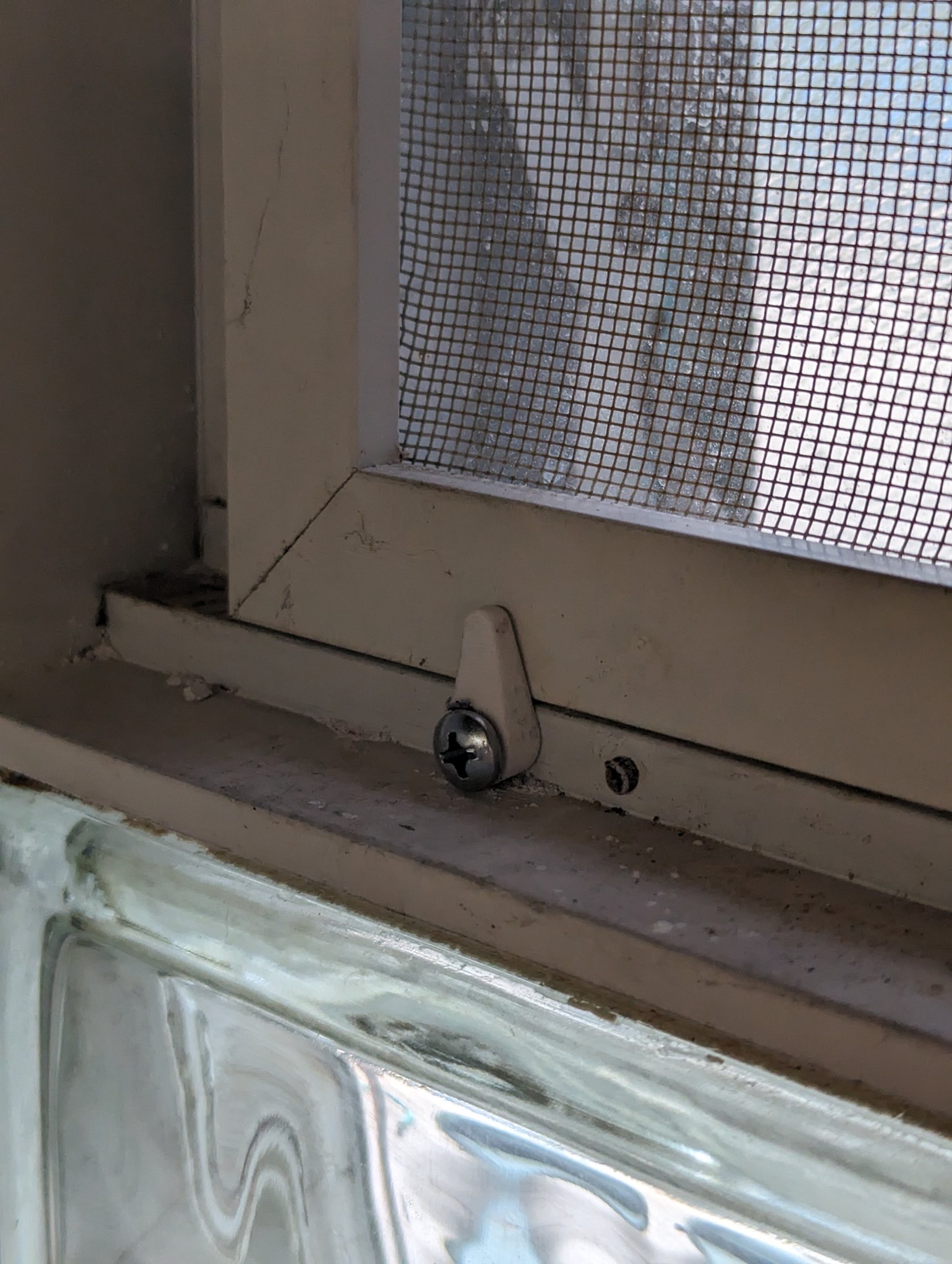 Kẹp giữ cửa sổ hoặc màn hình chống bão