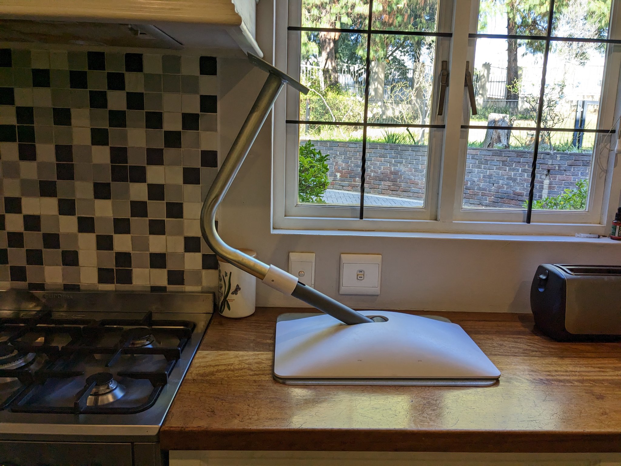 Giá đỡ ống lắp đặt cho dish Starlink trên tường