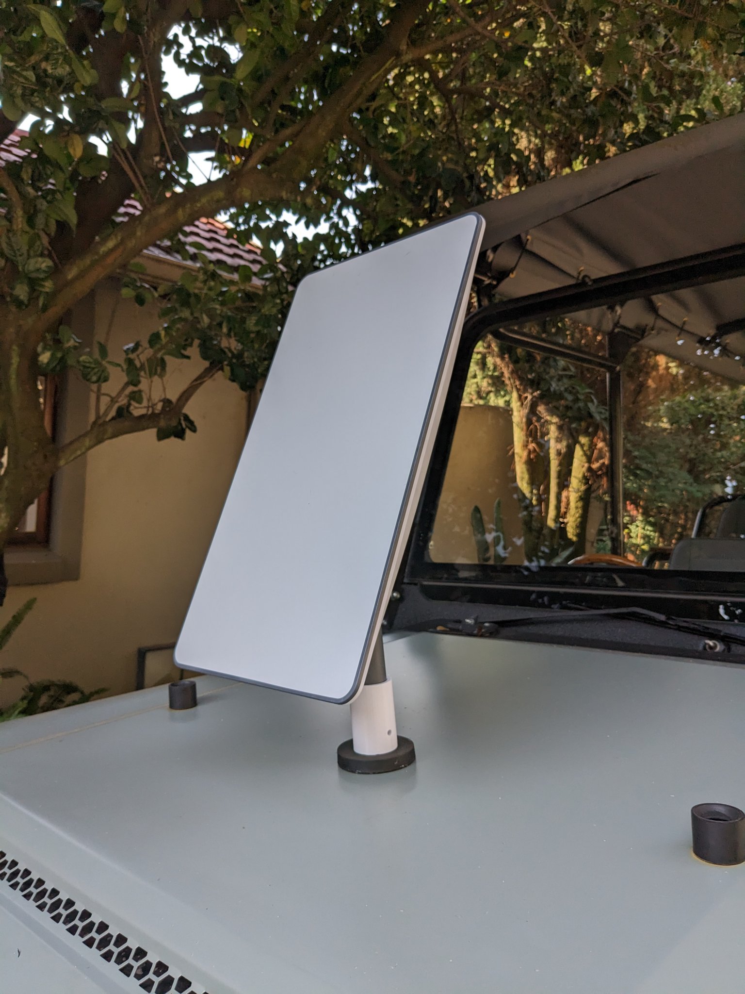 Giá đỡ ống lắp đặt cho dish Starlink trên tường