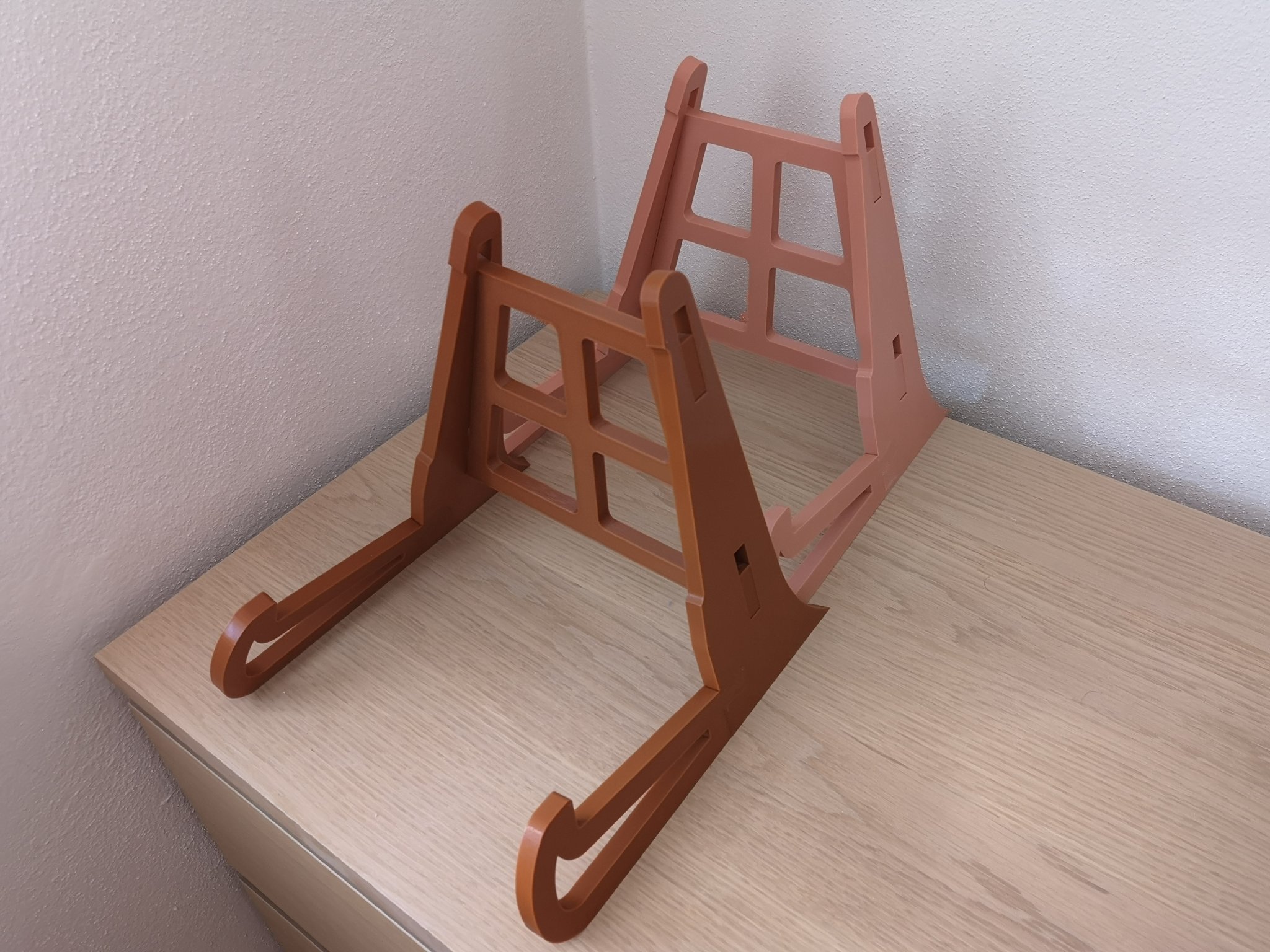 Giá đỡ guitar đơn giản có thể đặt trên sàn hoặc tủ